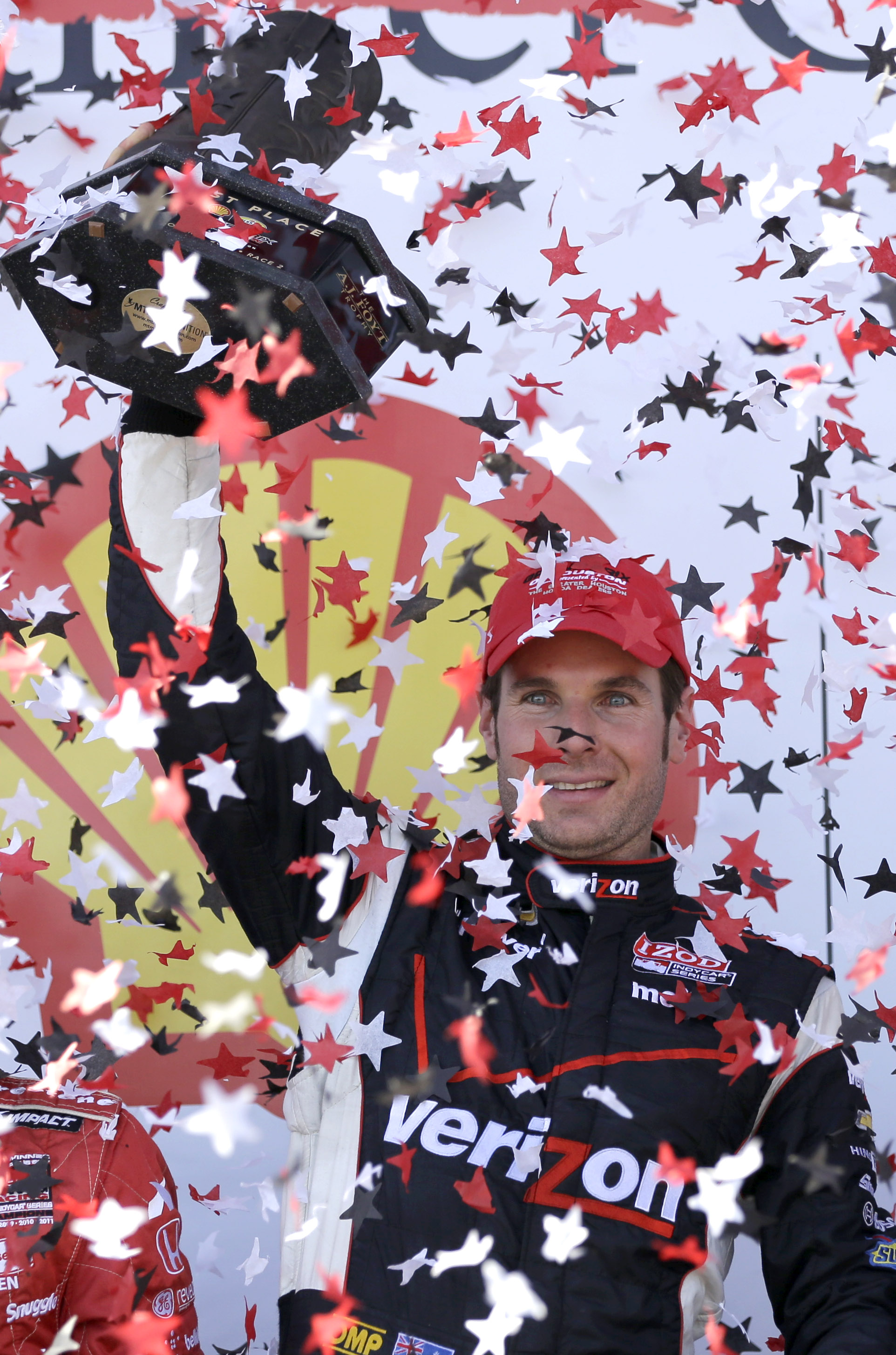 Gana Power carrera mermada por accidente