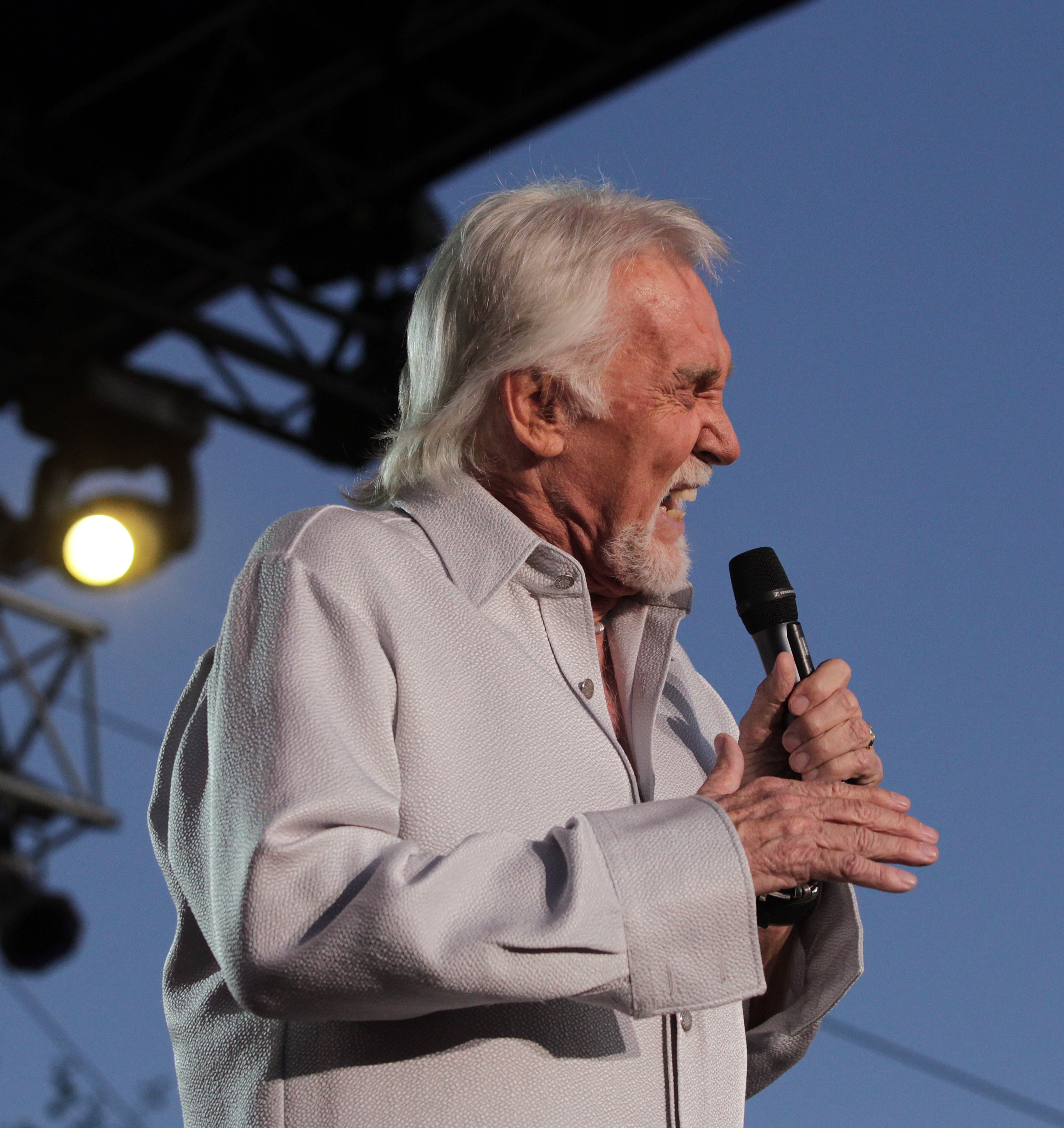Kenny Rogers dedica canci&oacute;n a inmigrantes