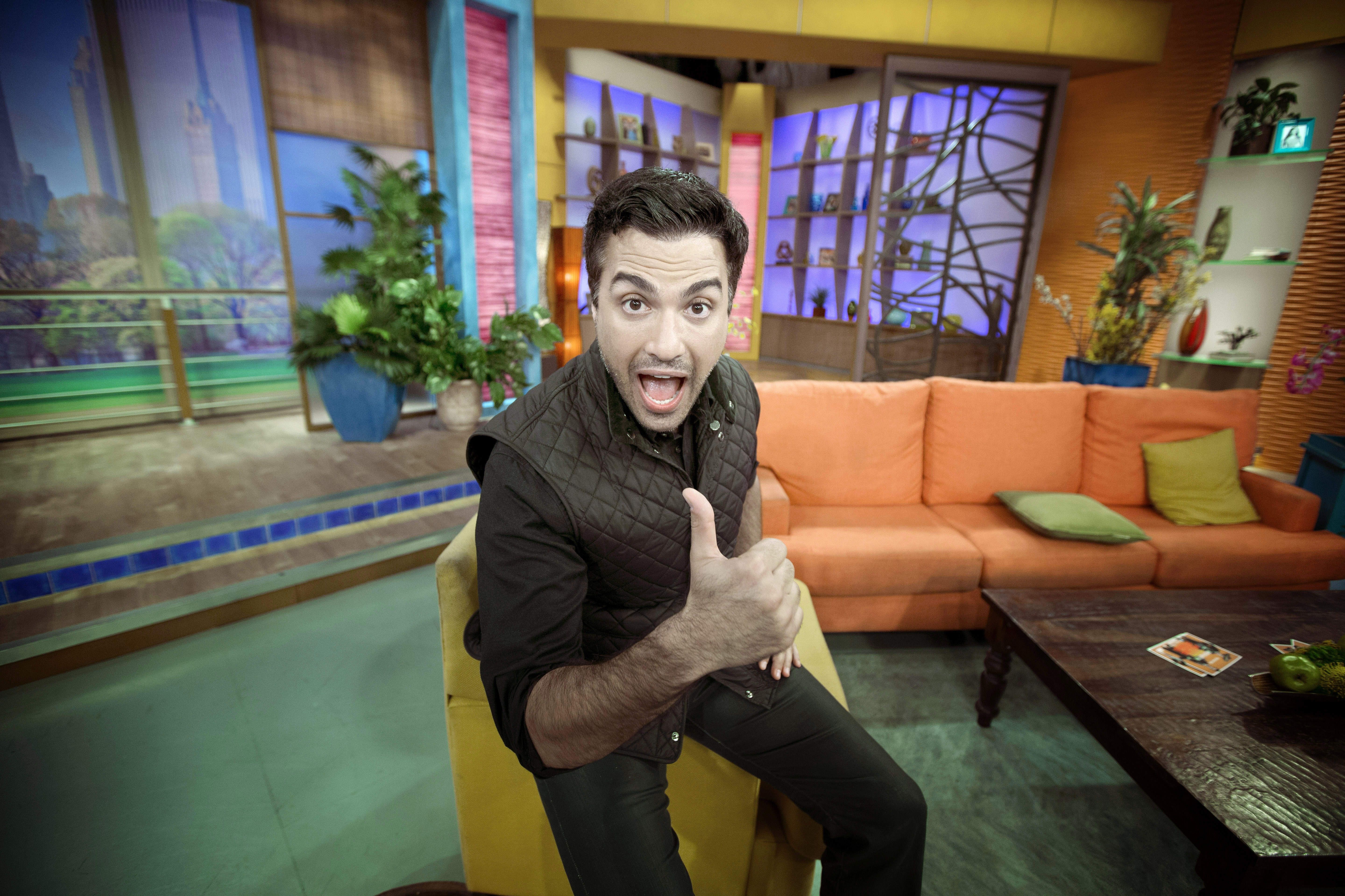 "Pulling Strings" se r&iacute;e del terror de las visas