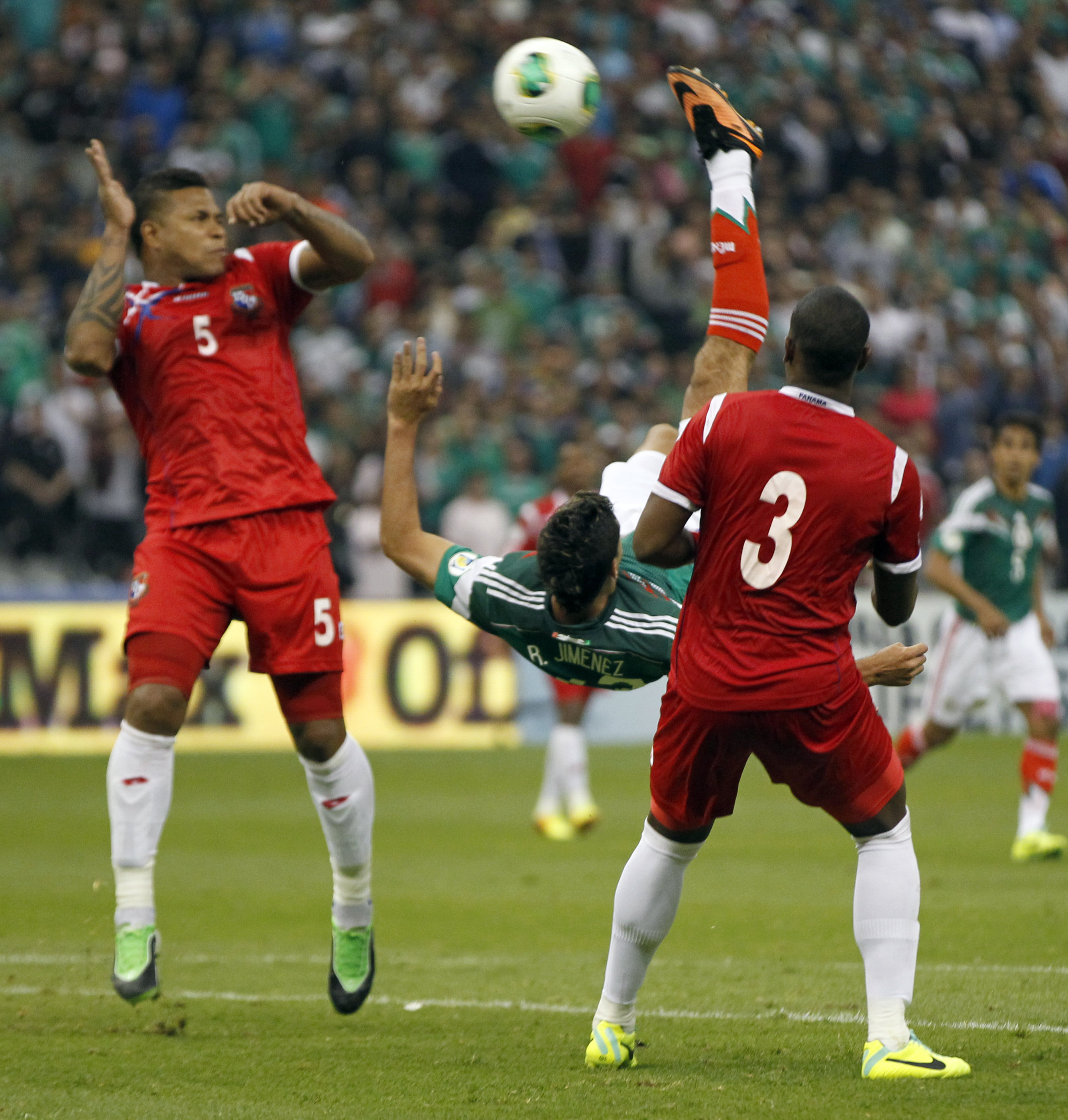 Jim&eacute;nez salva a M&eacute;xico con una chilena celestial