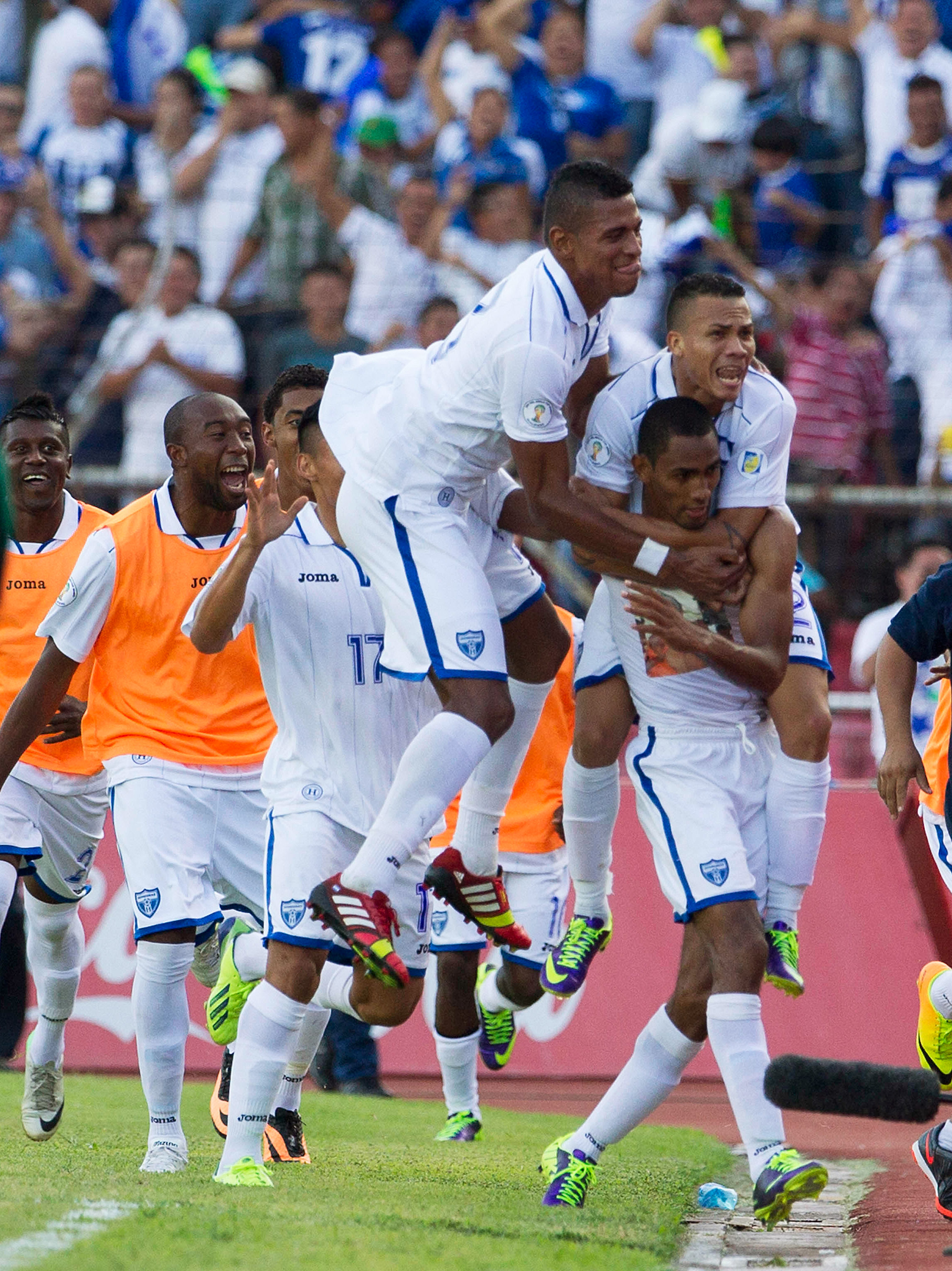 Honduras gana y pisa el Mundial