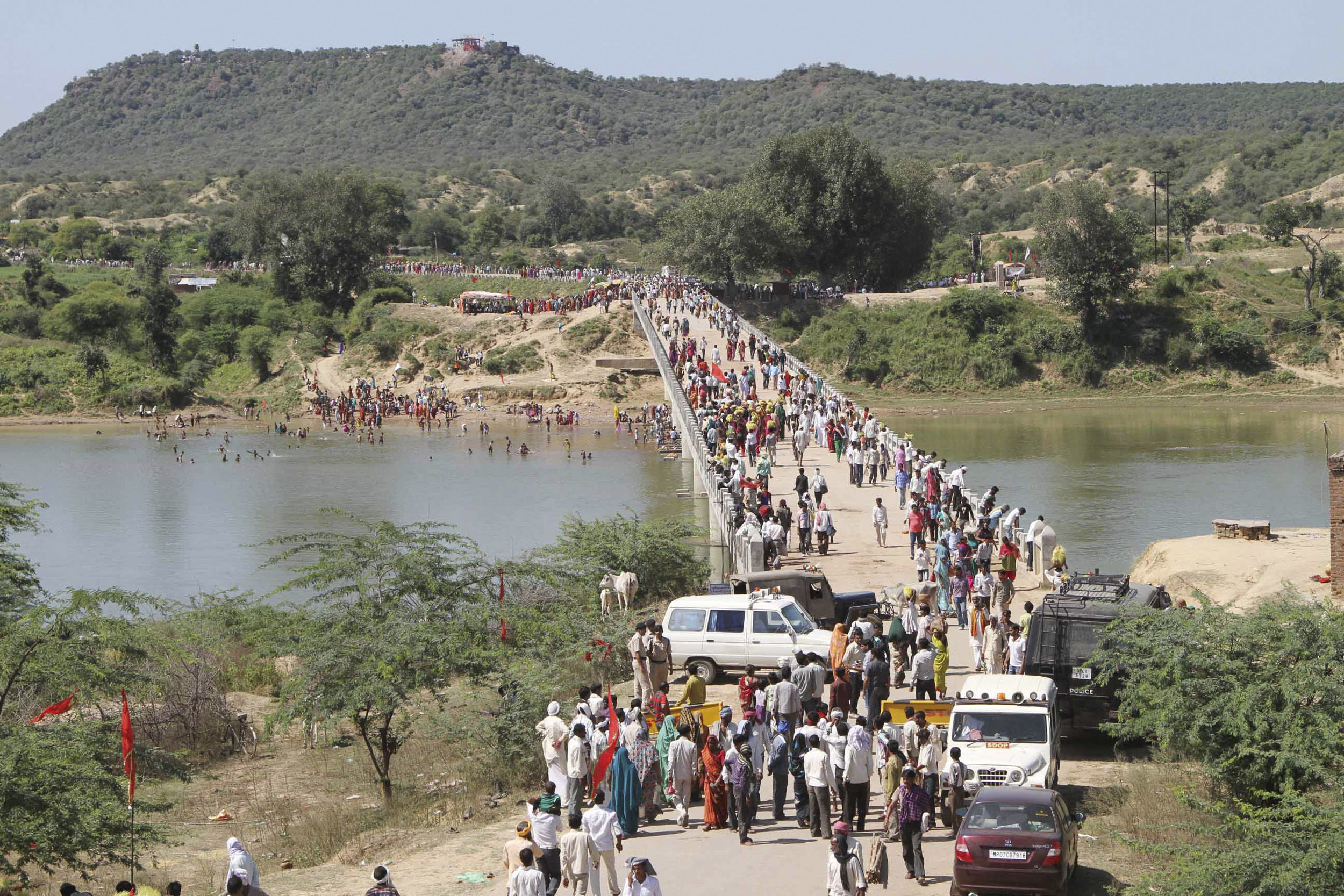 Suman 109 fallecidos por estampida en la India