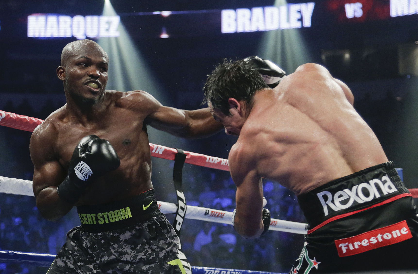 Bradley vence a M&aacute;rquez por decisi&oacute;n dividida