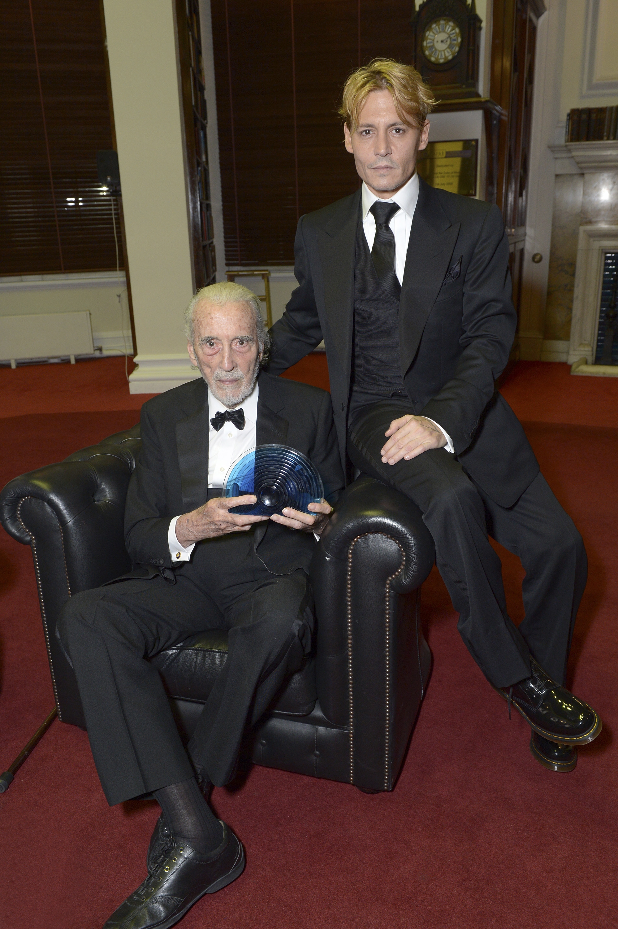 Depp entrega premio a Christopher Lee en Londres