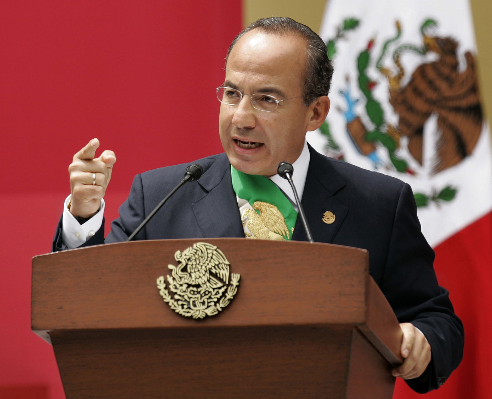 Expresidente M&eacute;xico ve agravio por espionaje