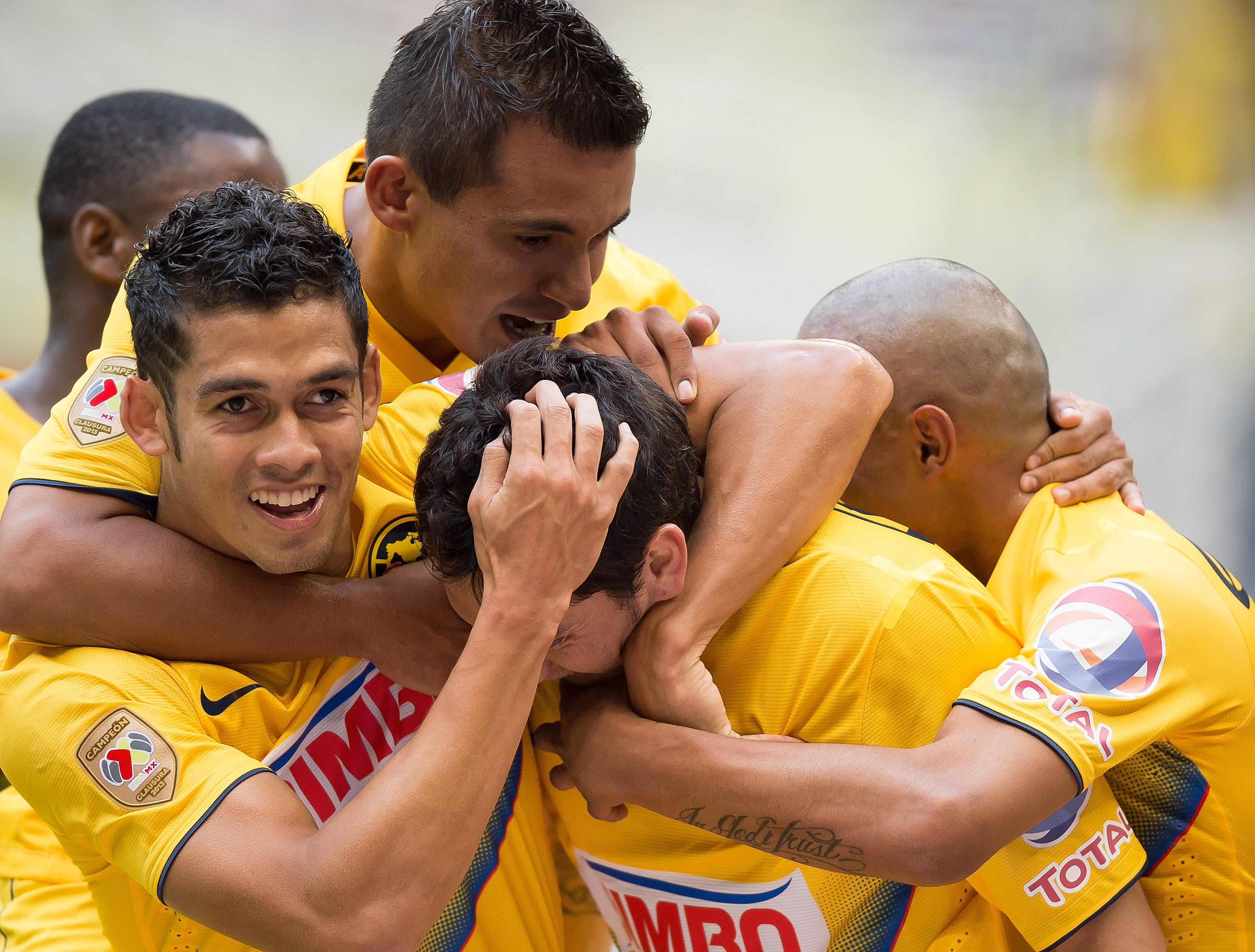 Sambueza celebra su ciudadan&iacute;a mexicana con goles