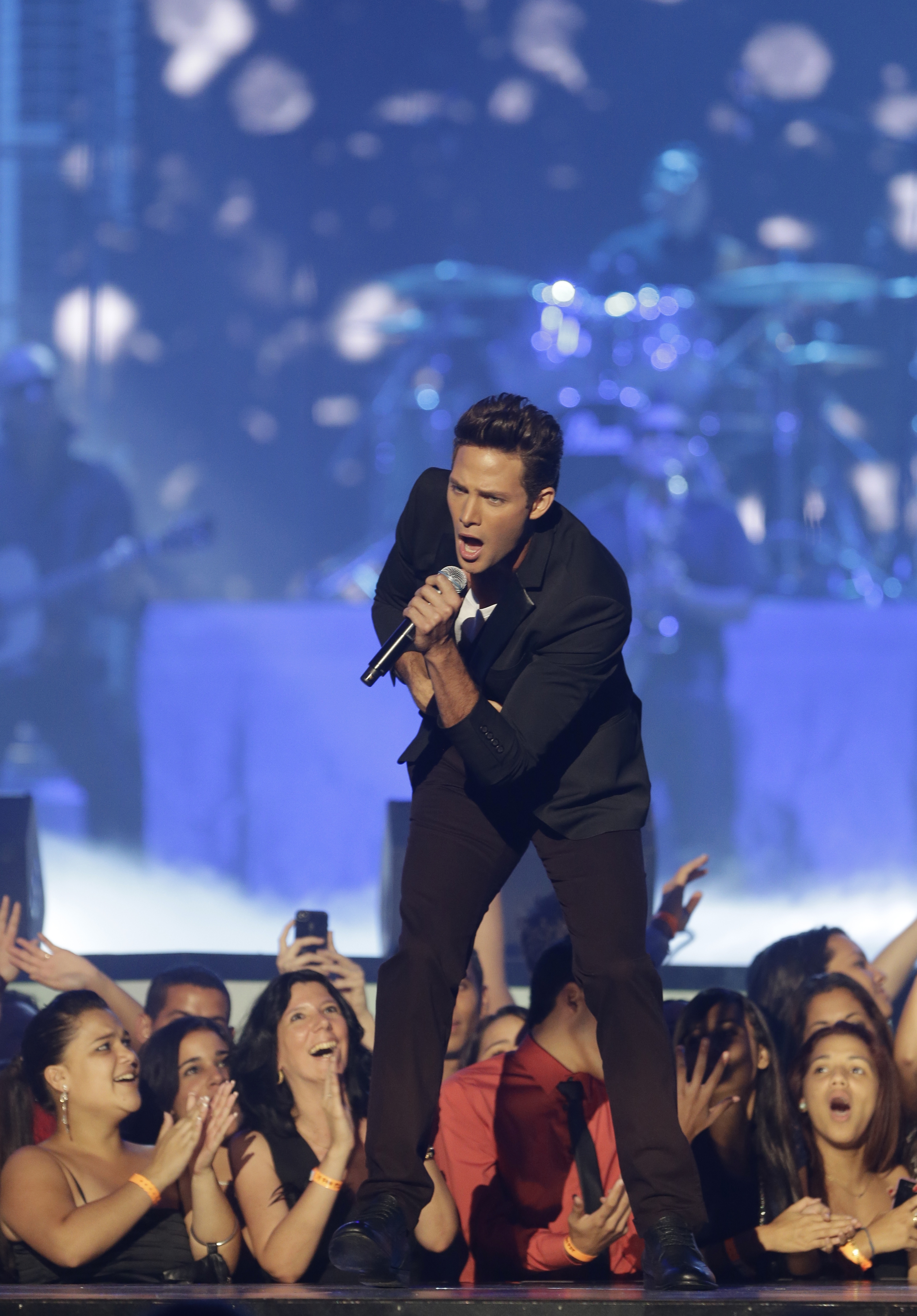 Gabriel Coronel debuta como cantante