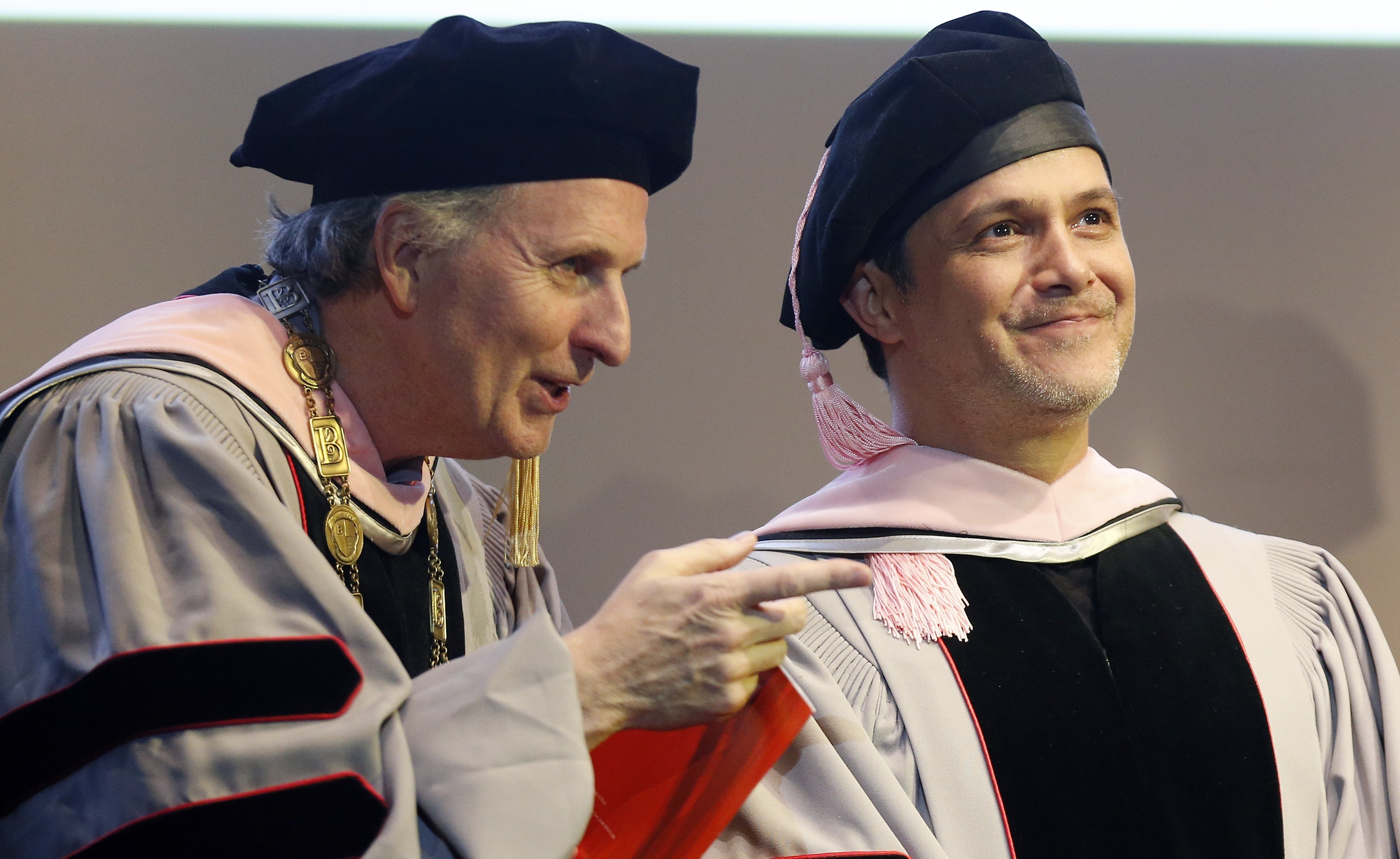 Alejandro Sanz recibe doctorado de Berklee College