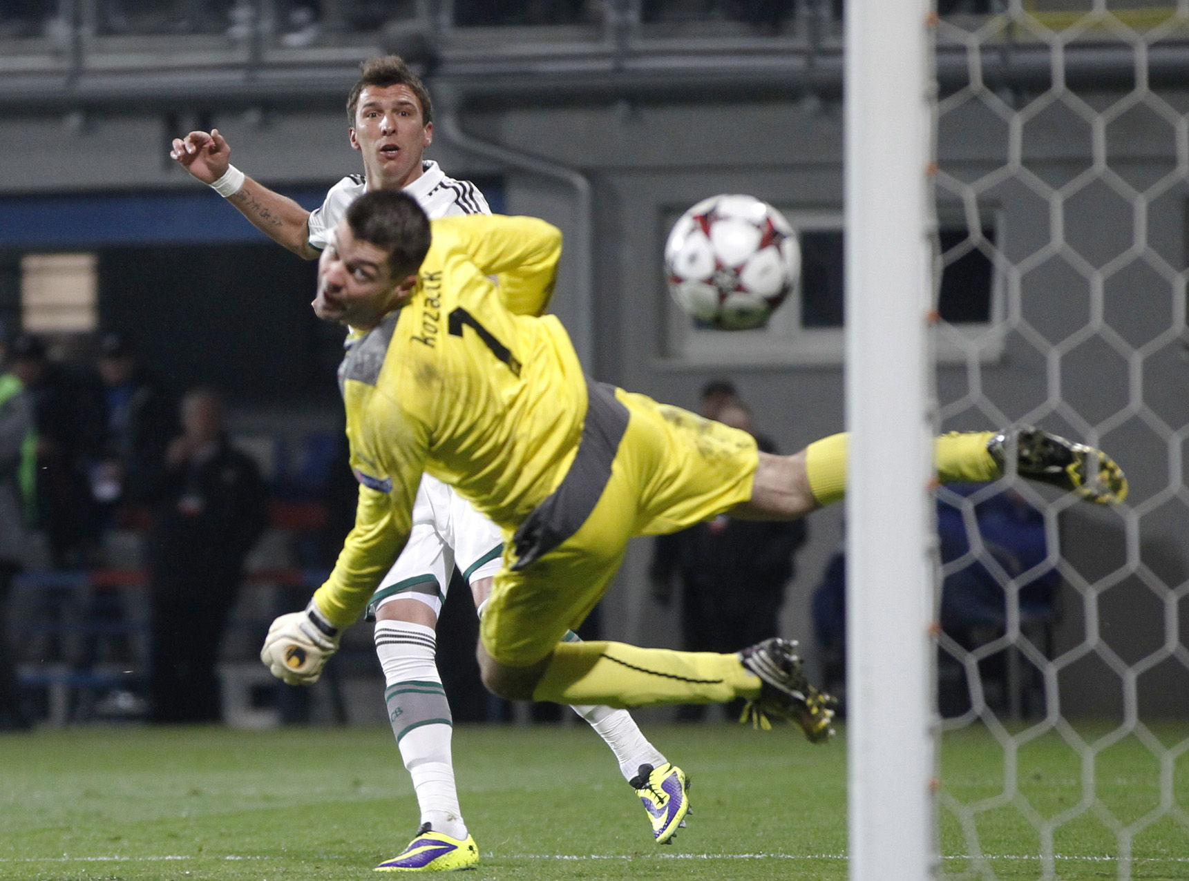 Man City y Bayern ganan y avanzan