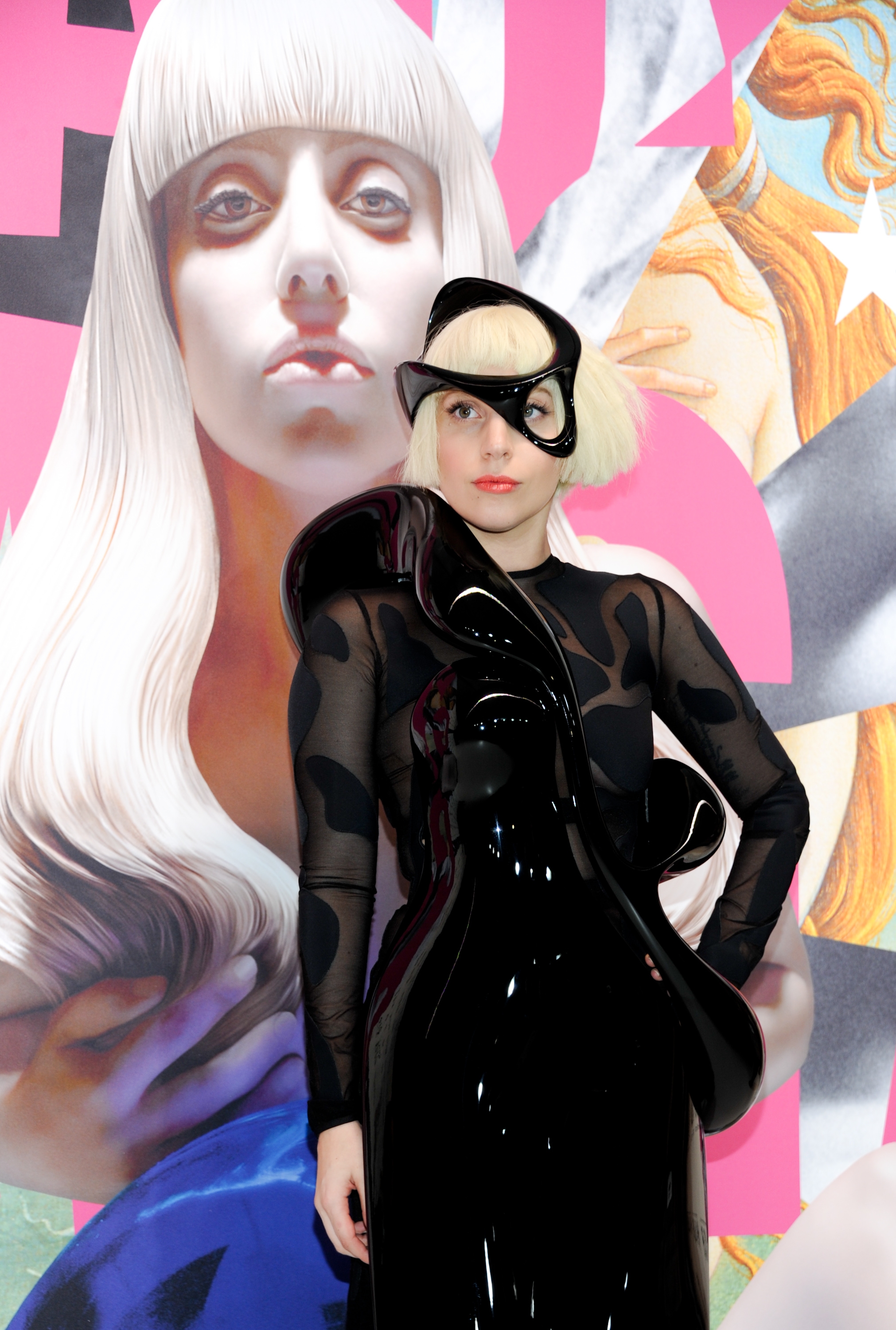 Gaga devela vestido volador en fiesta de "Artpop"