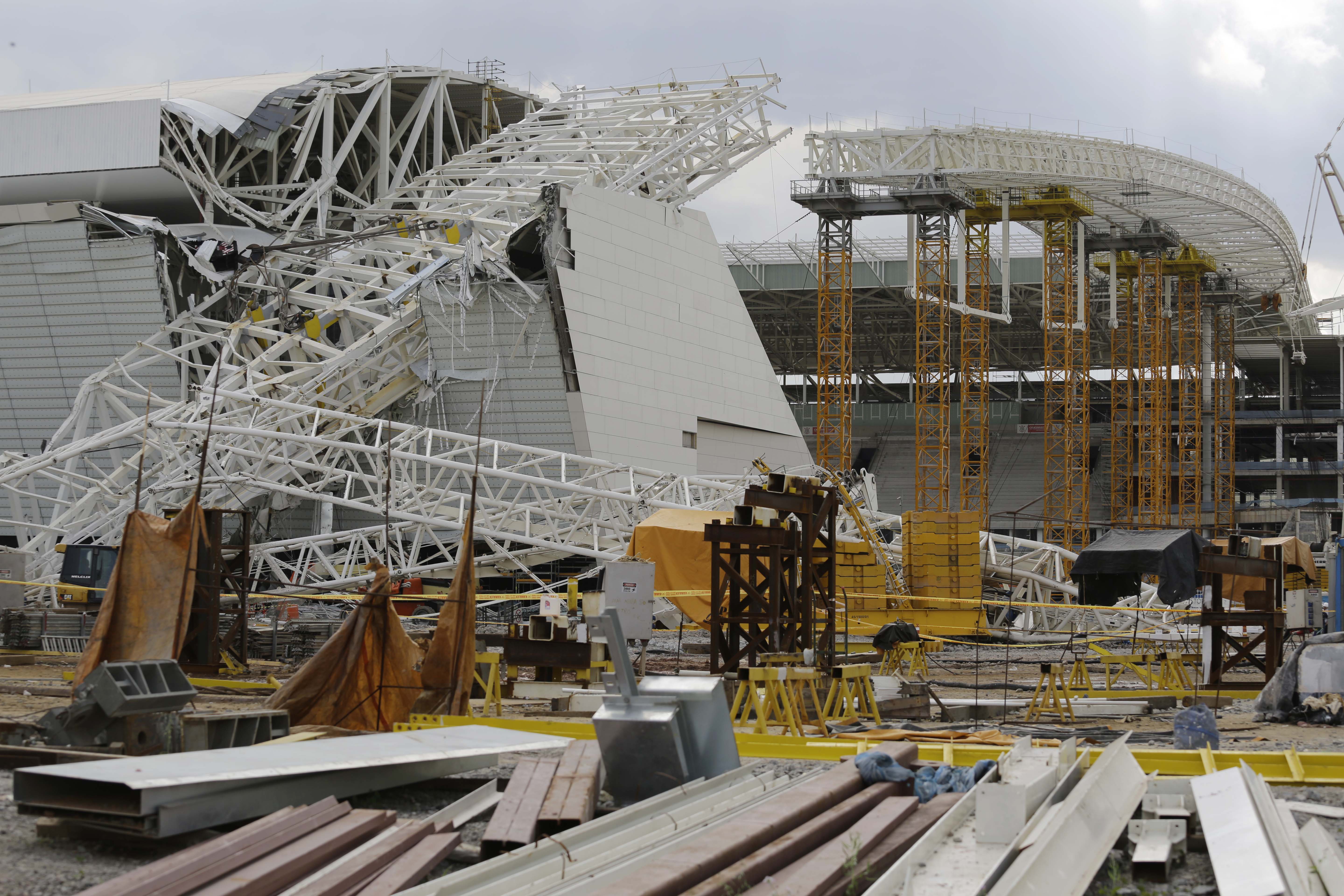 Derrumbe y muertos en estadio de Sao Paulo