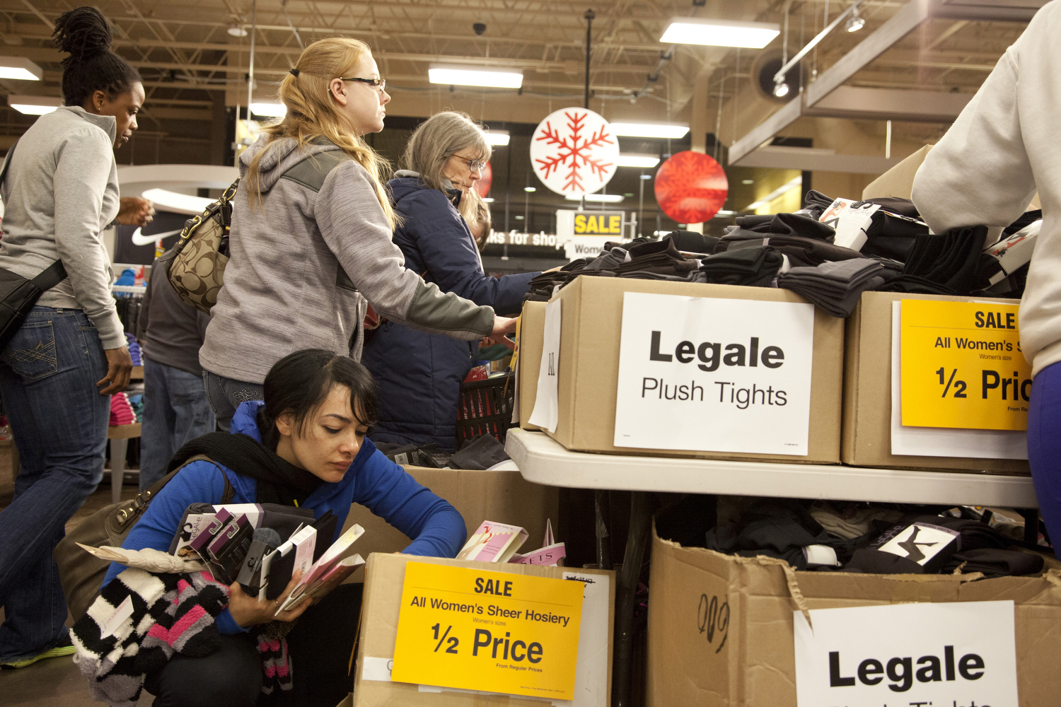 Consumidores llenan tiendas, pero compran menos
