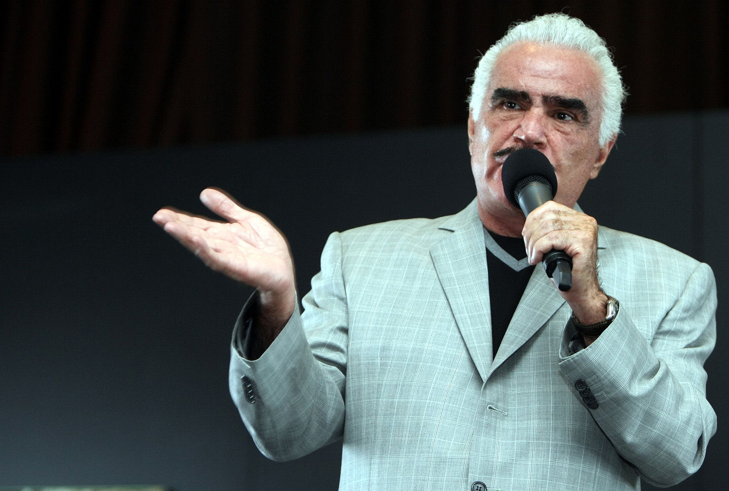 Se&ntilde;alan incumplimiento de pago a Chente