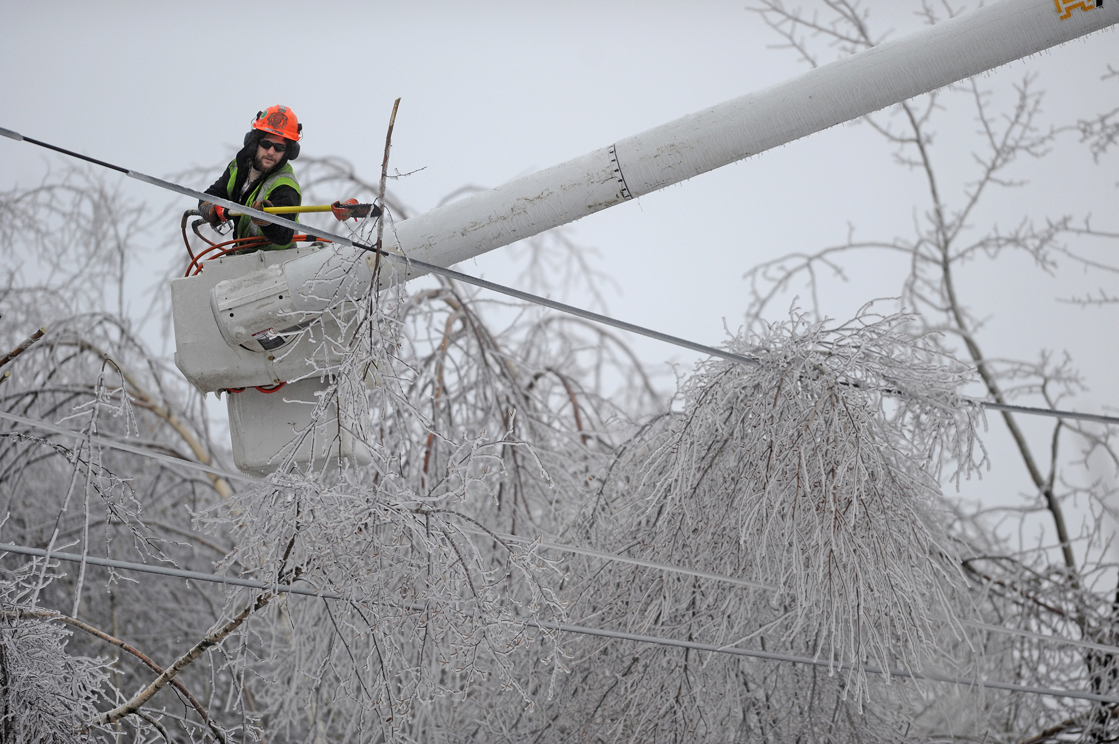 Miles siguen sin electricidad por tormenta