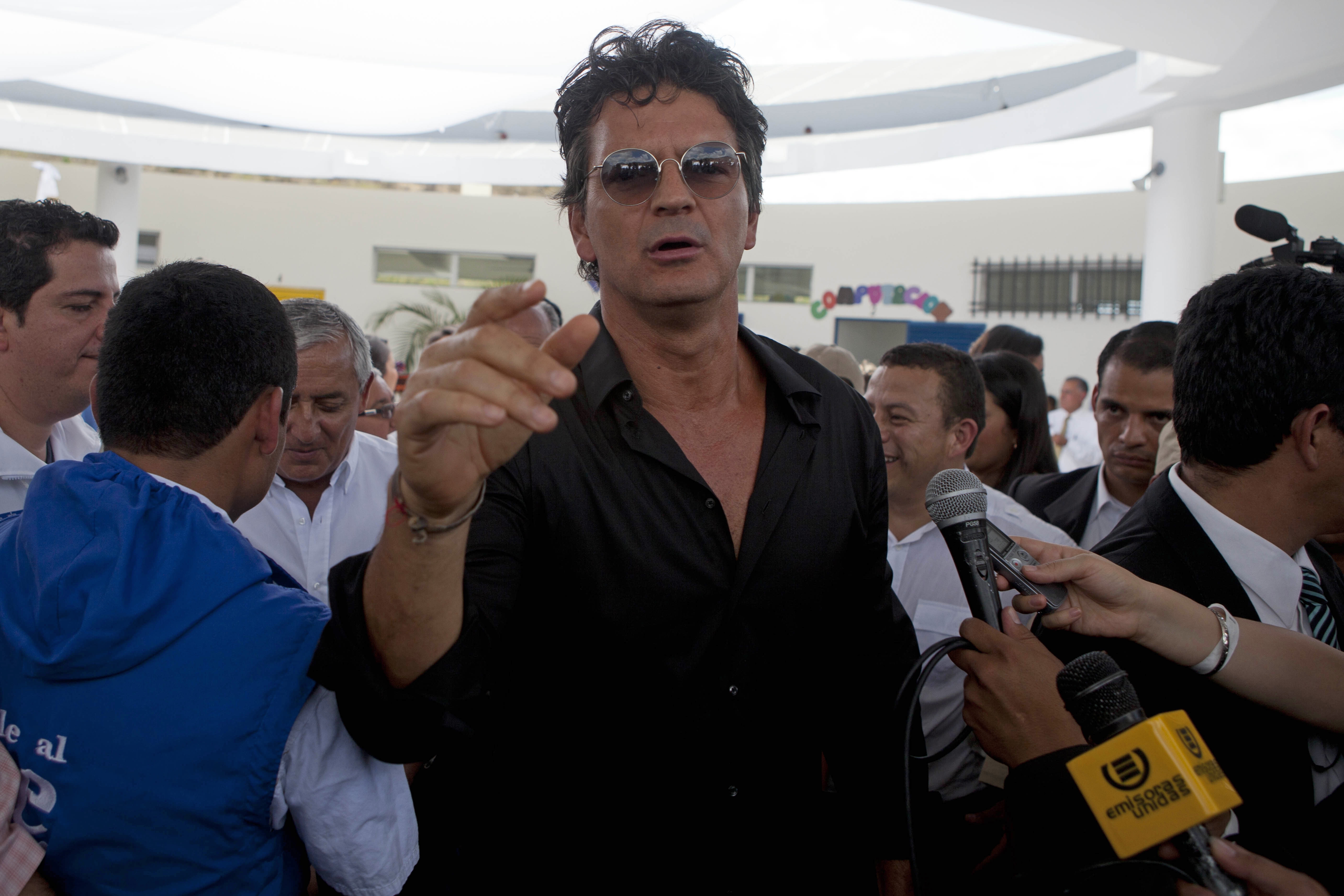 Arjona inaugura su propia escuela en Guatemala