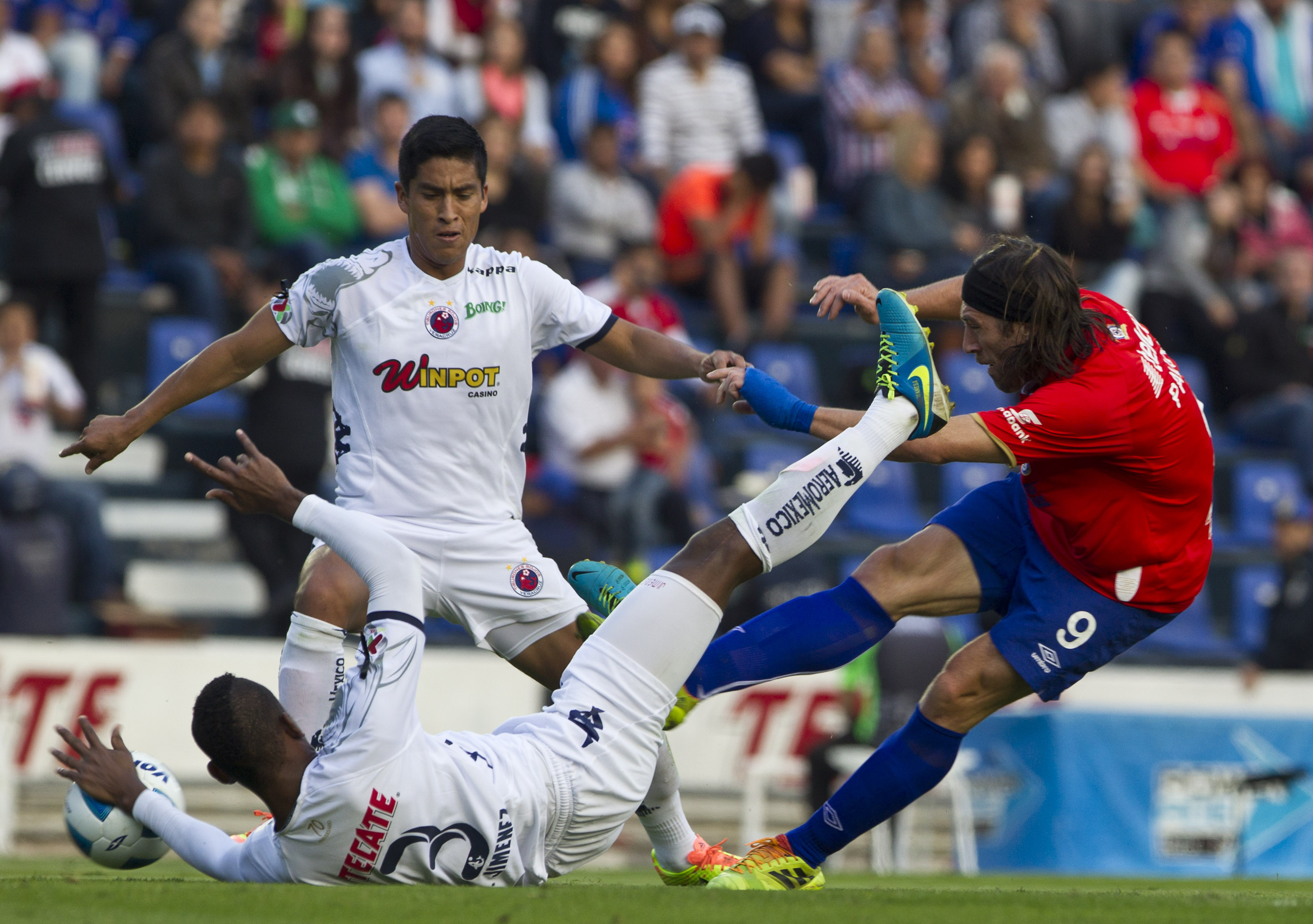 Cruz Azul golea a Veracruz y es l&iacute;der