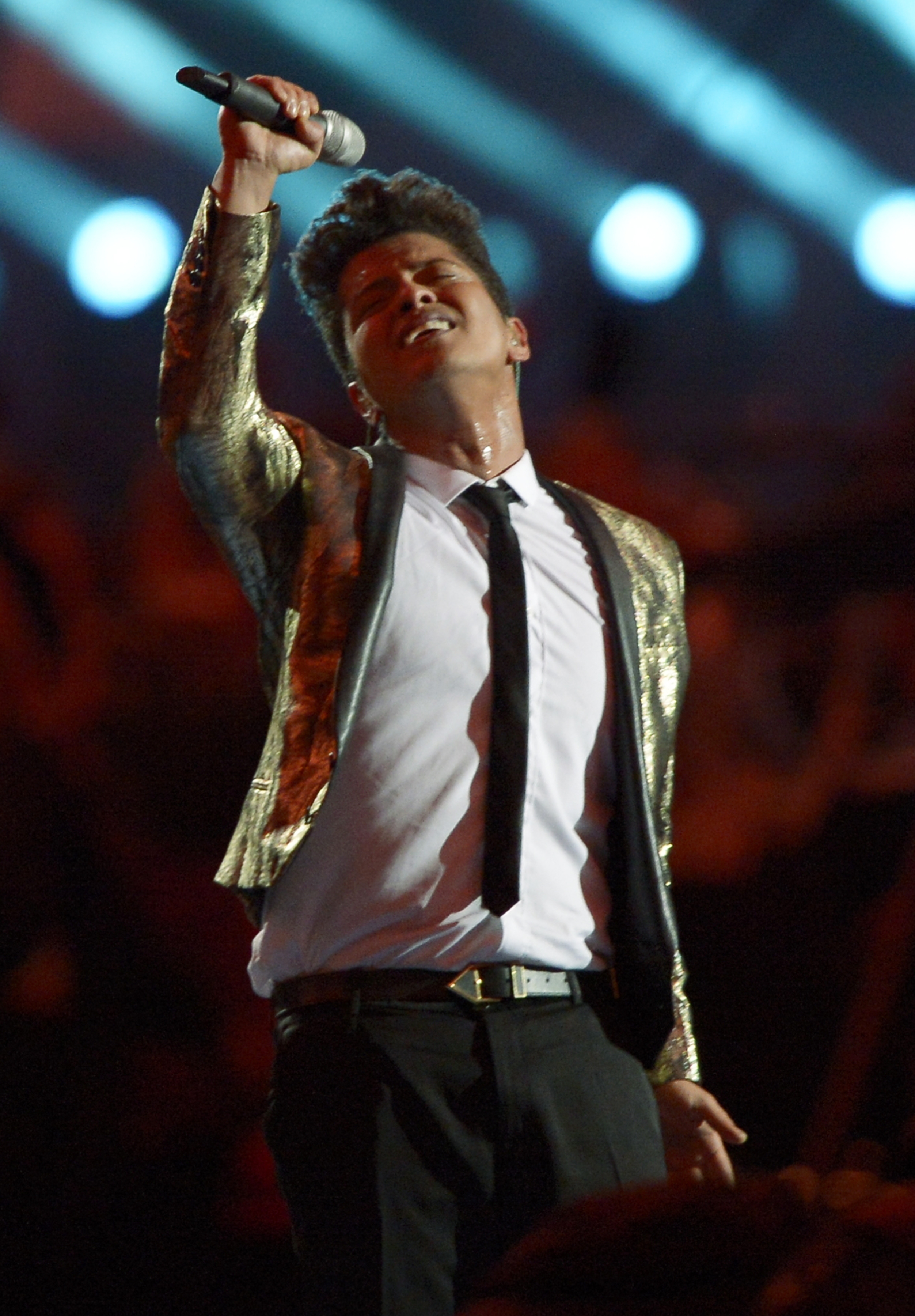 Bruno Mars ofrece show caliente en el Super Bowl