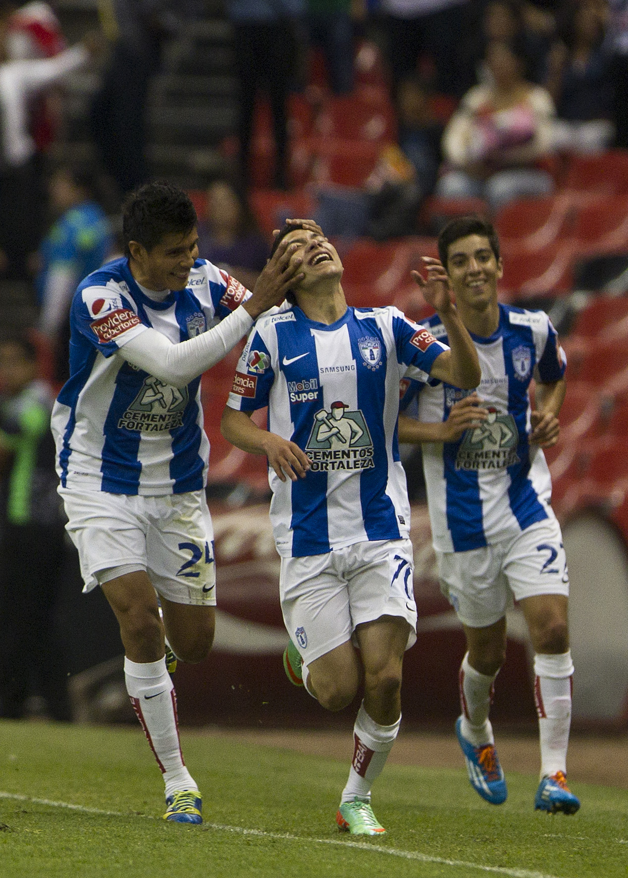 Cruz Azul liga cinco triunfos y sigue de l&iacute;der