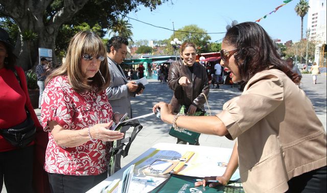 Qued&aacute;ndose atr&aacute;s