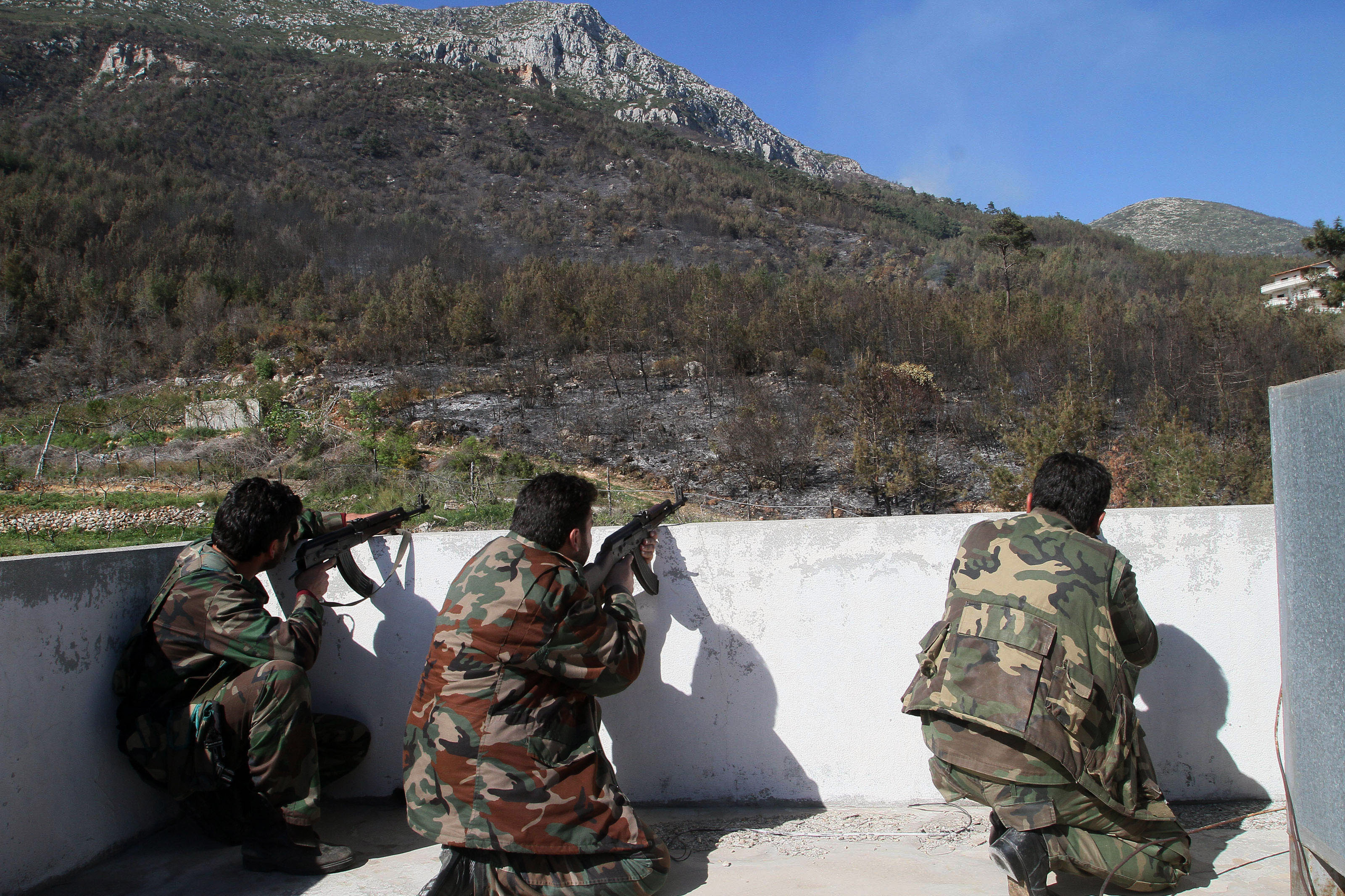 Siria: rebeldes y gobierno disputan ciudad costera