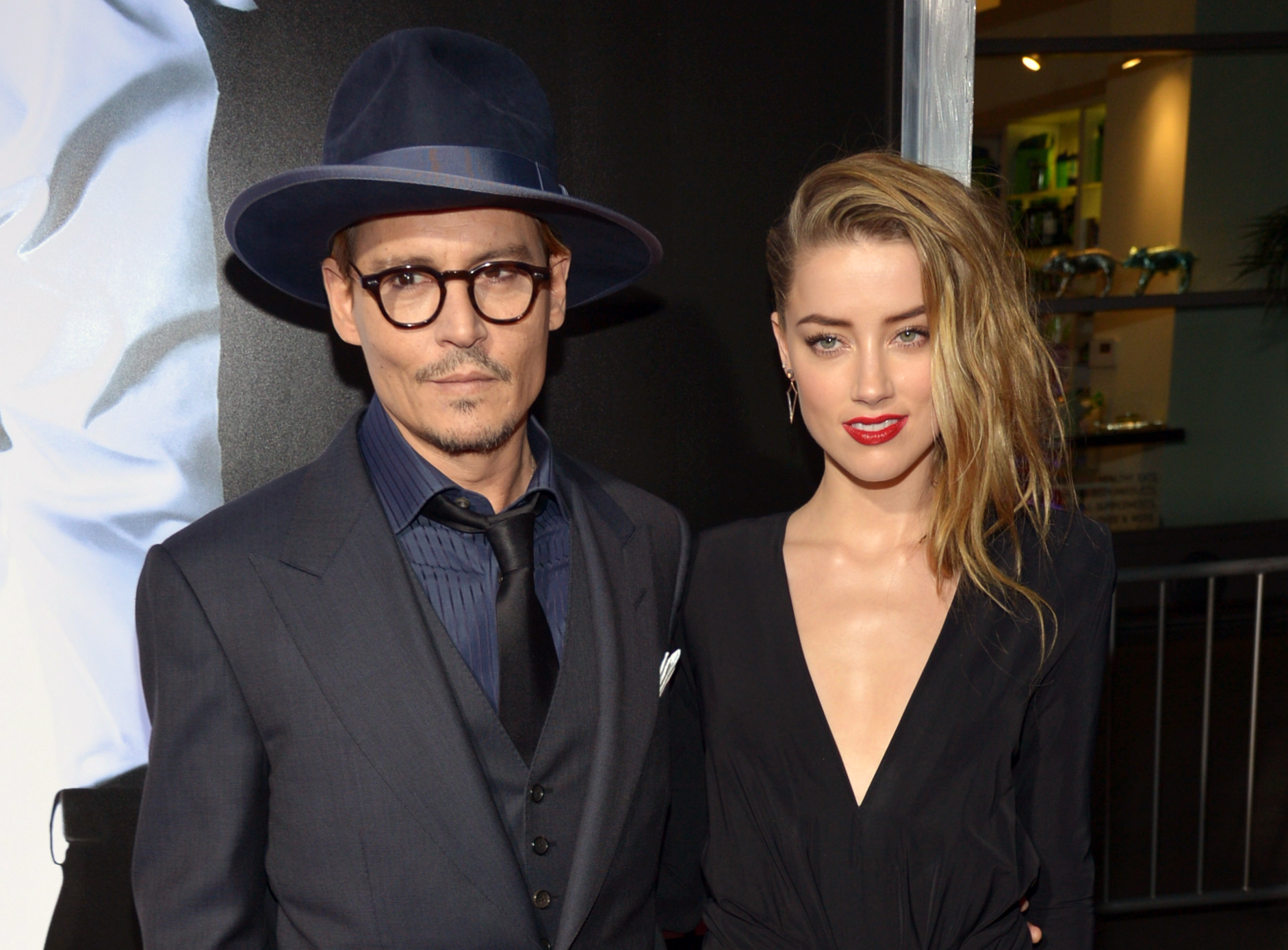 Johnny Depp exhibe anillo de compromiso