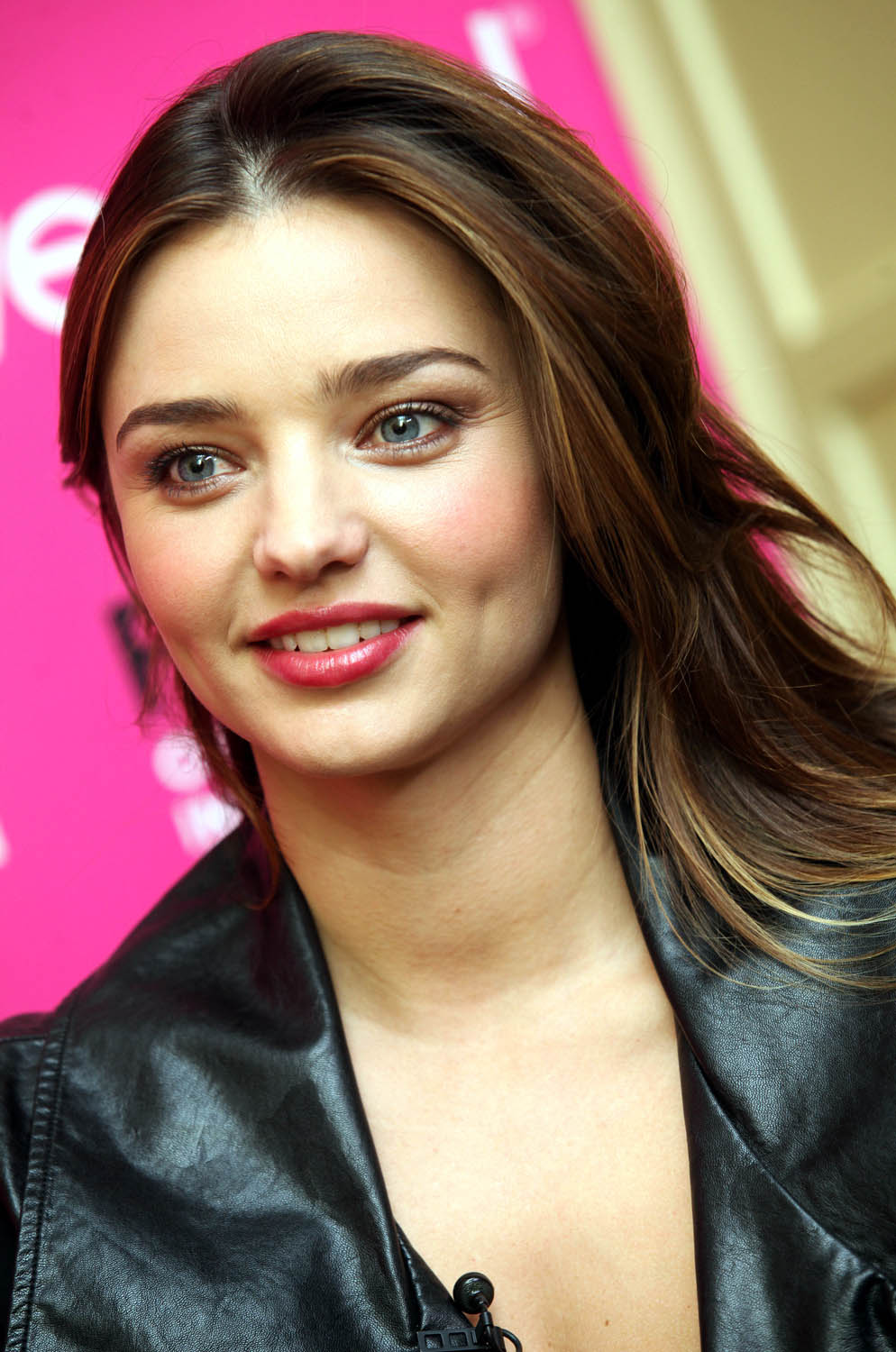 Comparte Miranda Kerr sus posturas
