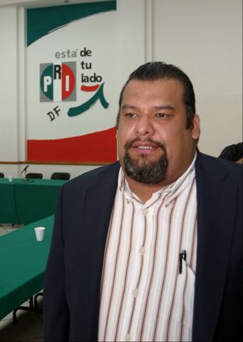 Acusan a pri&iacute;sta de prostituir a mujeres