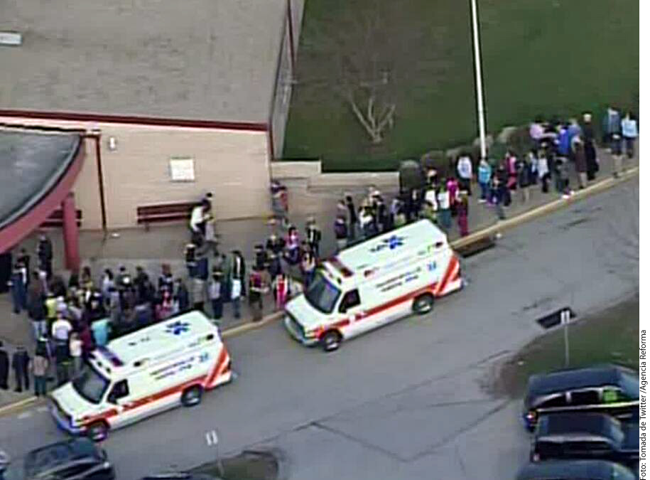 Apu&ntilde;alan a 20 estudiantes en EU