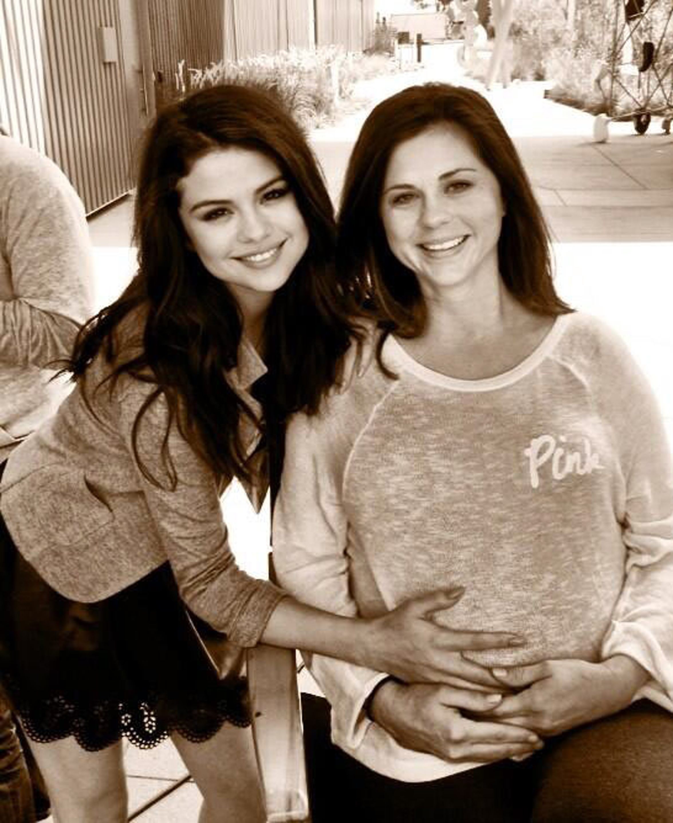 Sorprende despido a mamá de Selena
