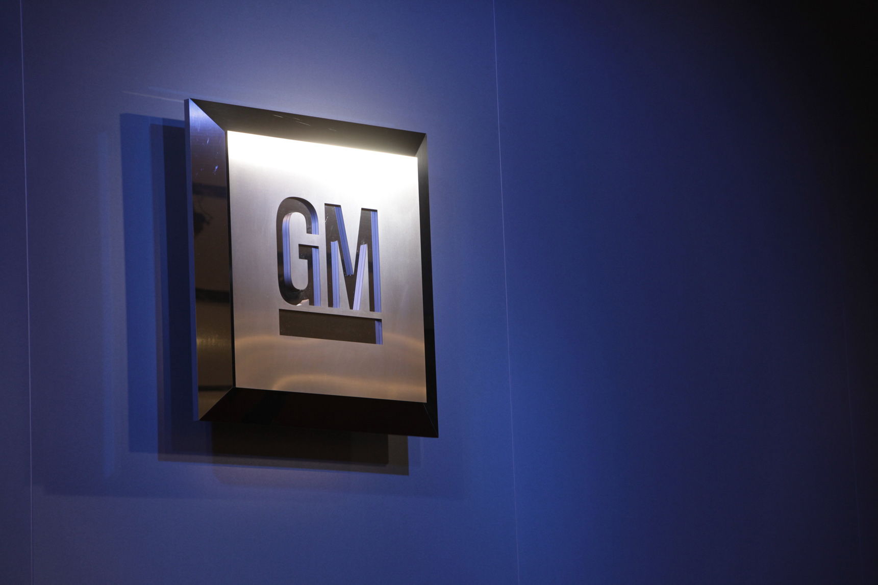 GM suspende ingenieros por fallas en autos