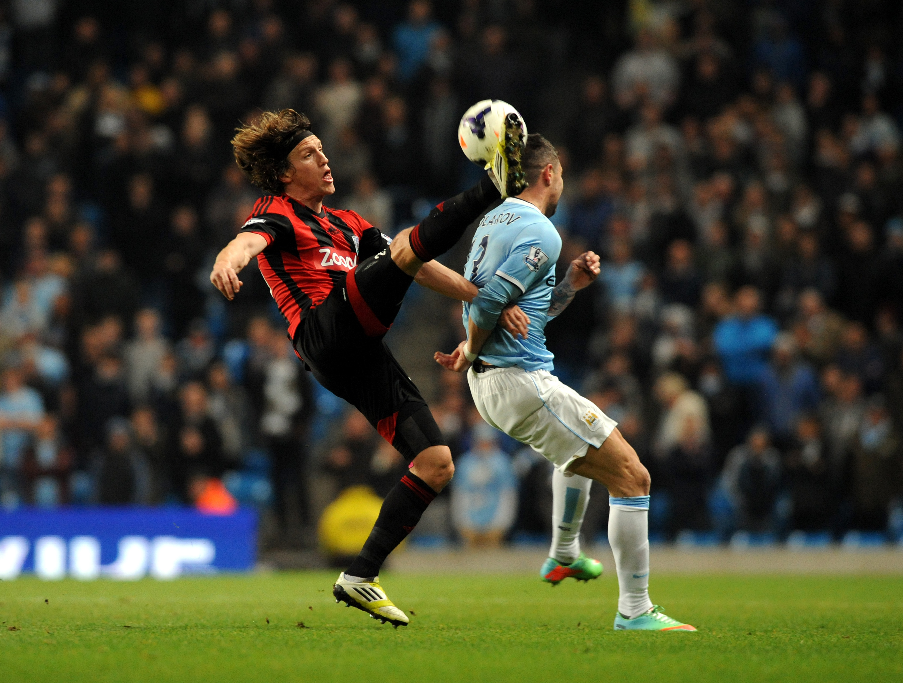 Goles argentinos mantienen vivo a Man City