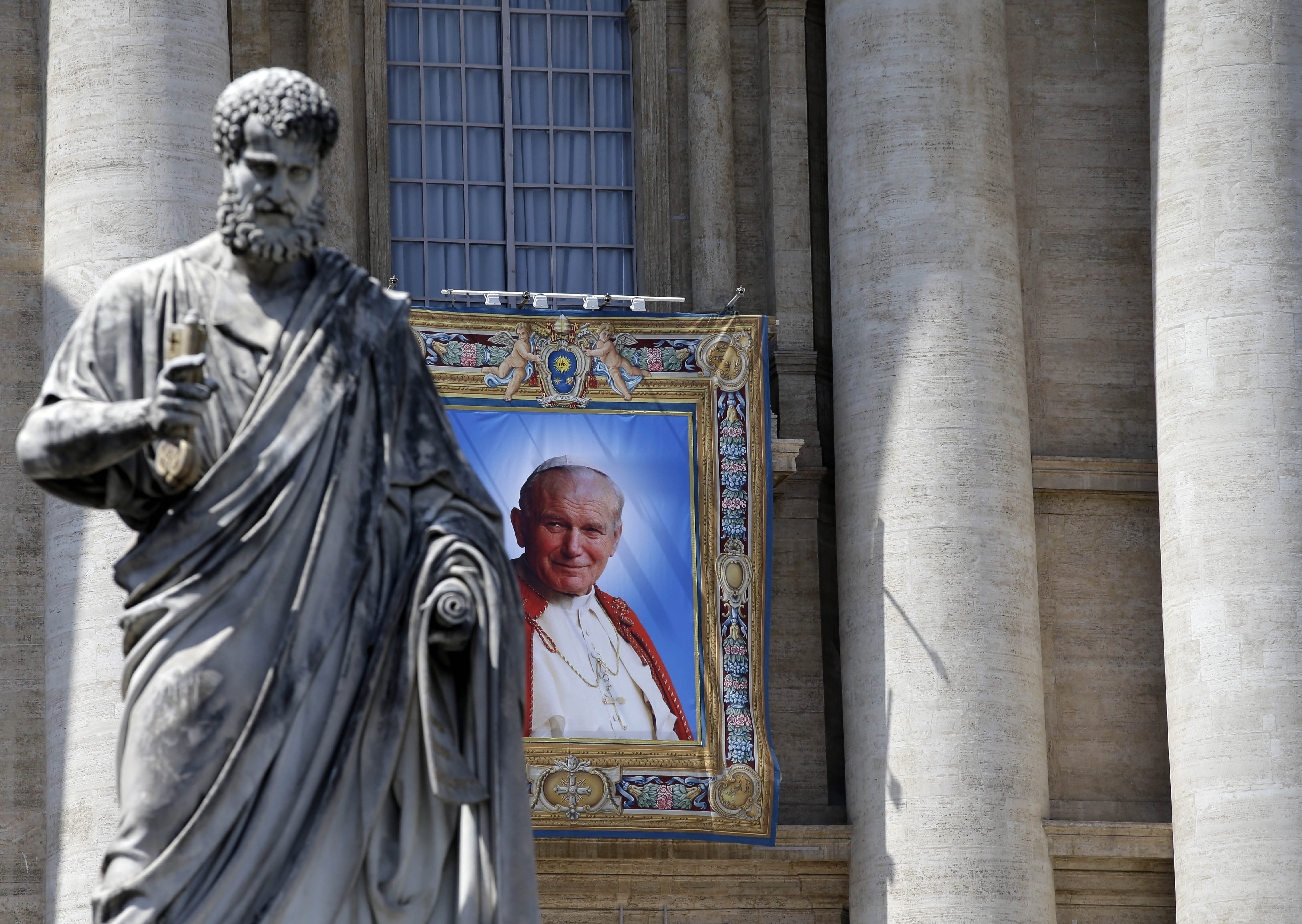 A. Latina mira Juan Pablo II rumbo a canonización