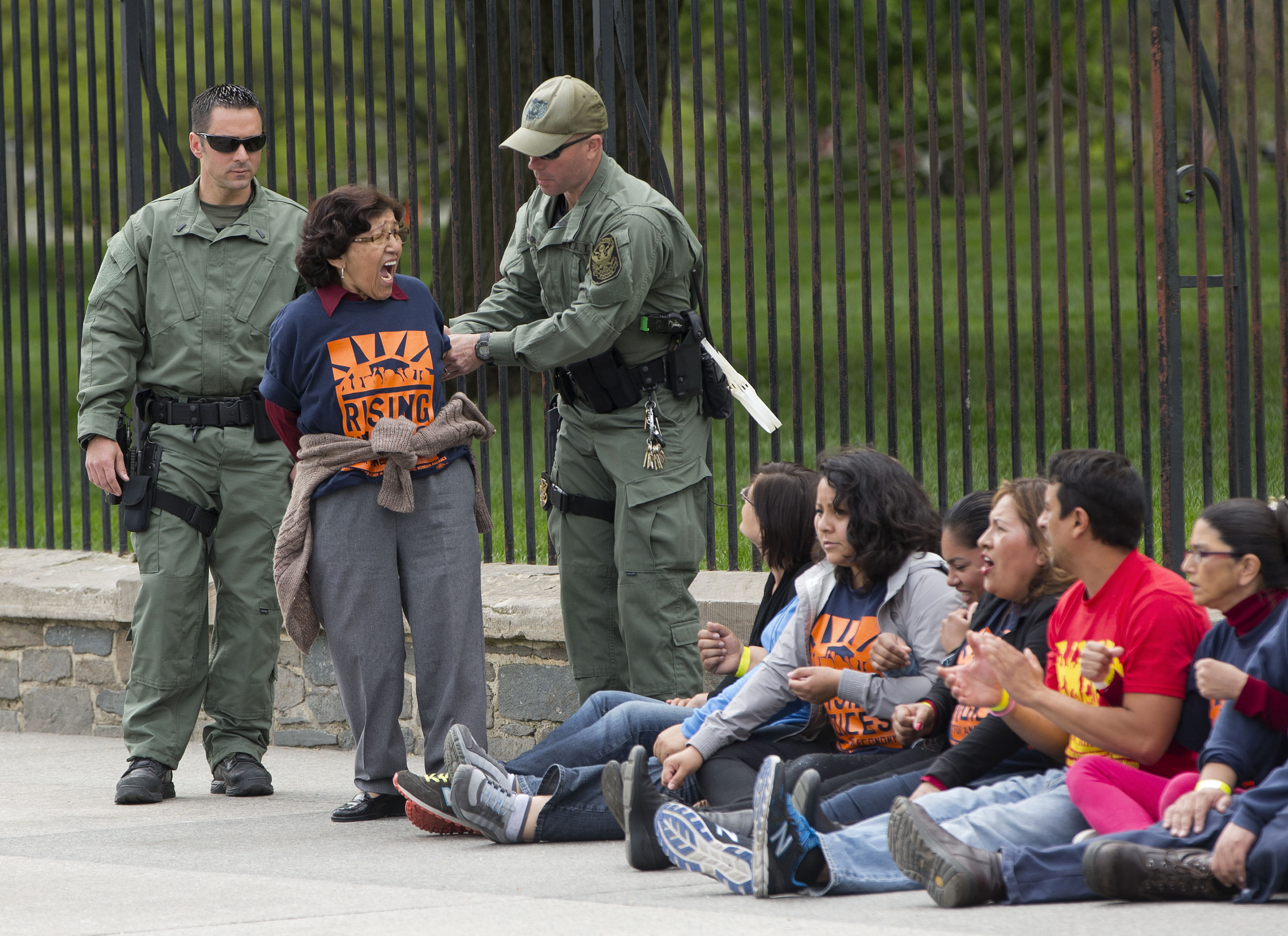 12 detenidos en protesta anti deportaciones
