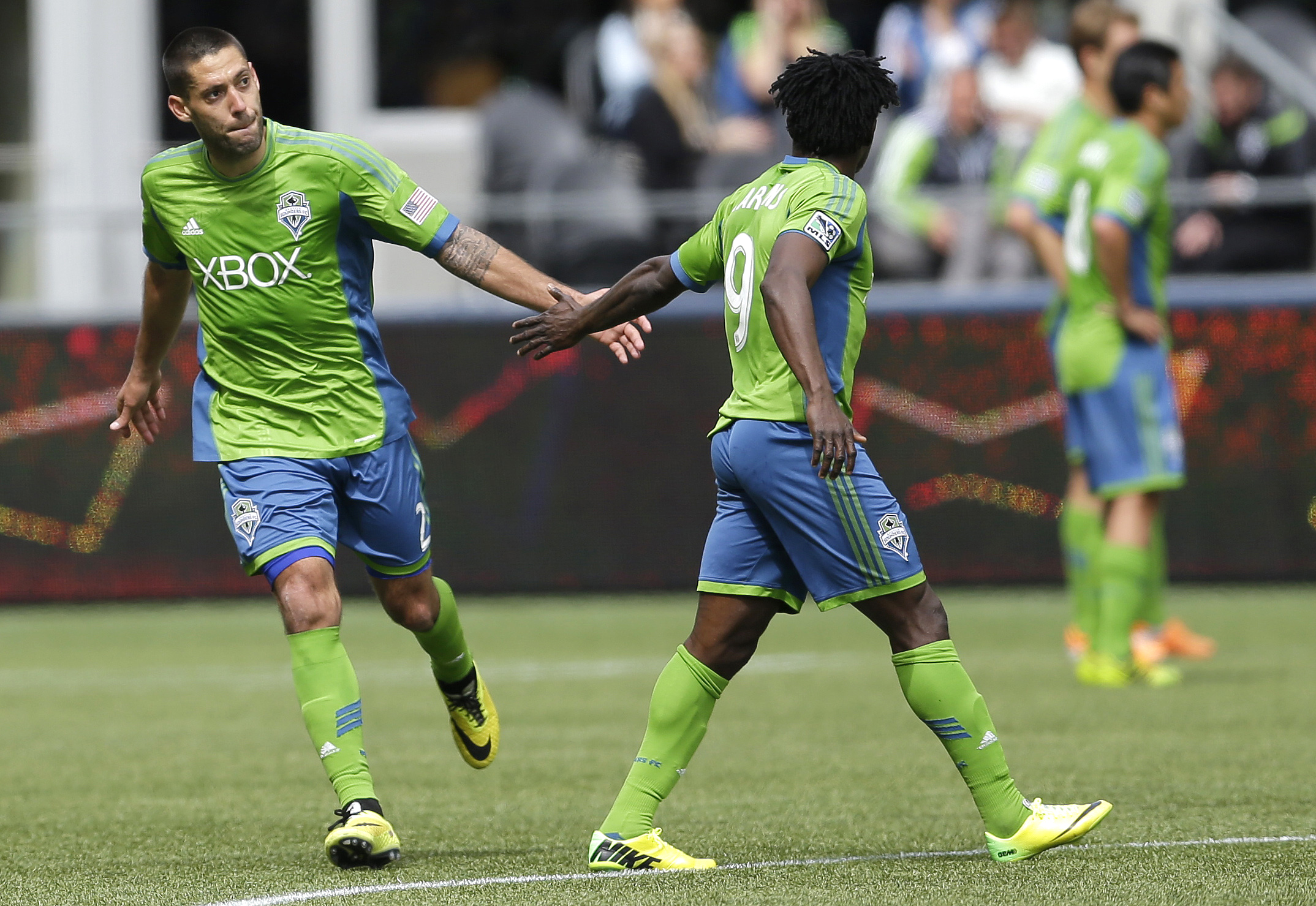 Sounders ganan y alcanzan la punta