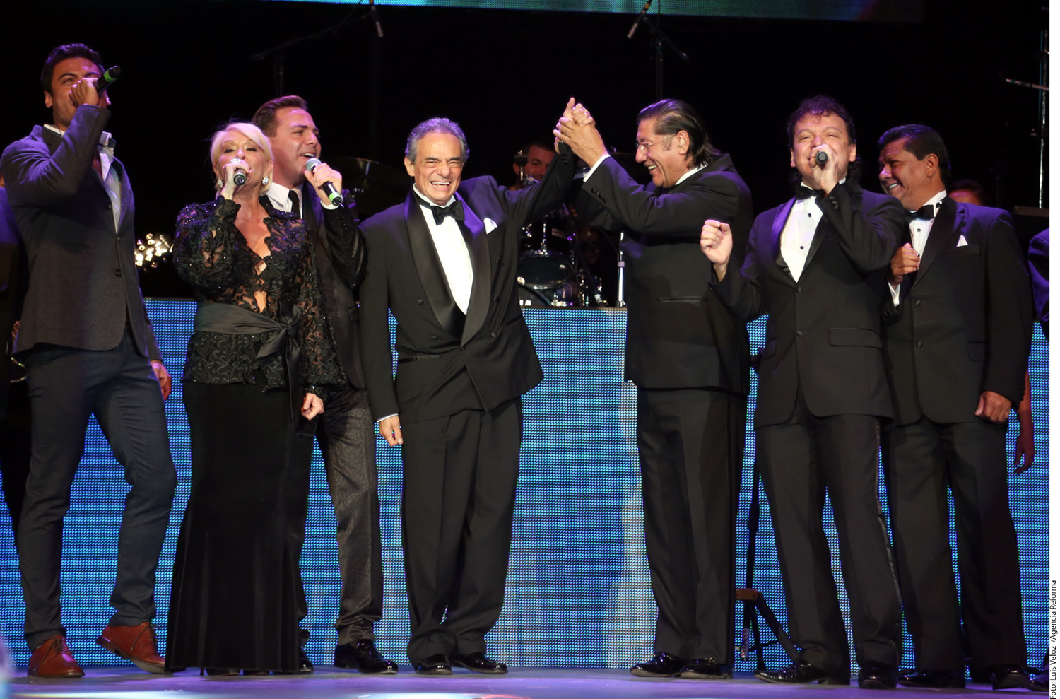 Le cantan famosos a Jos&eacute; Jos&eacute;