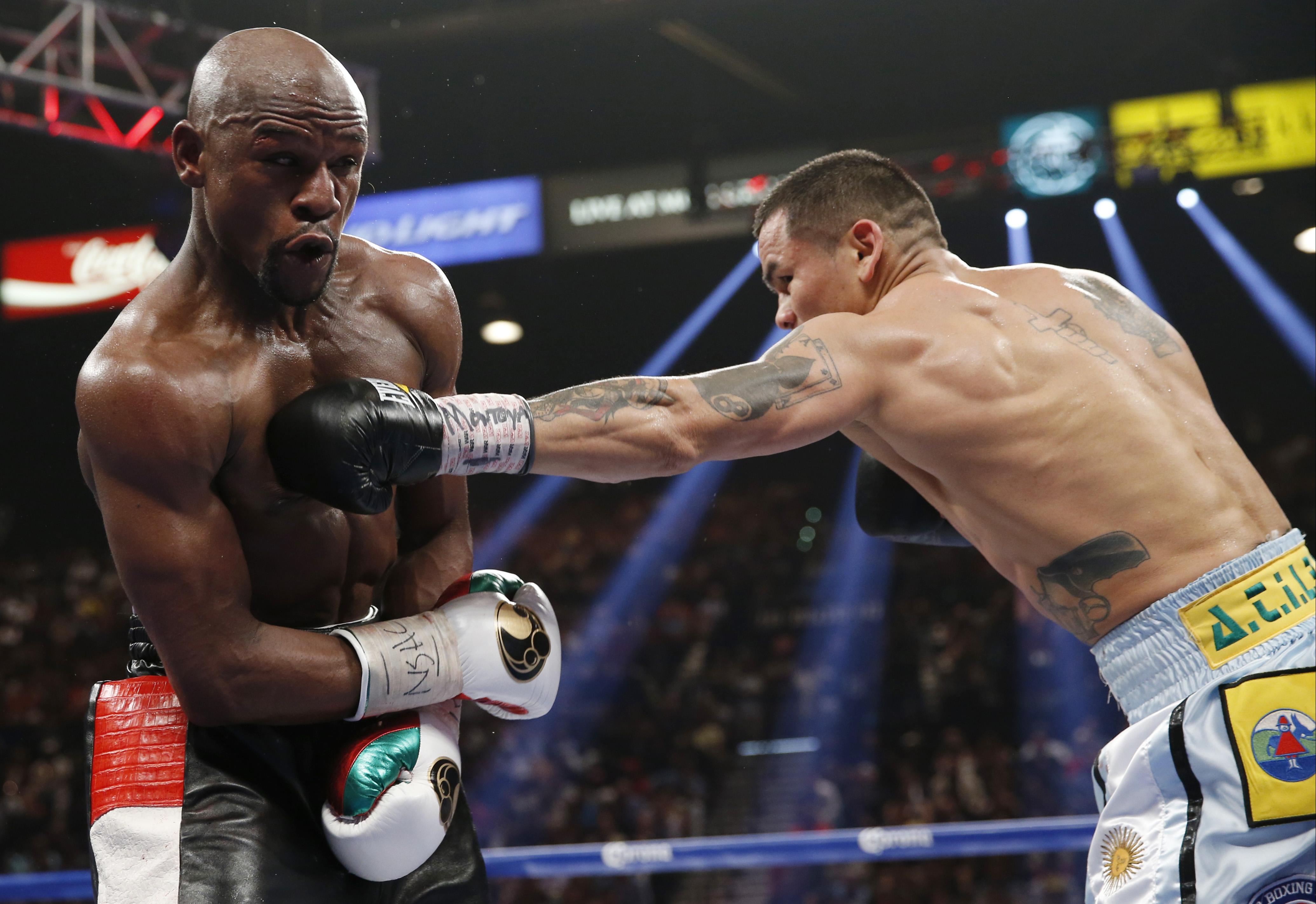 Mayweather tuvo su mayor prueba ante Maidana