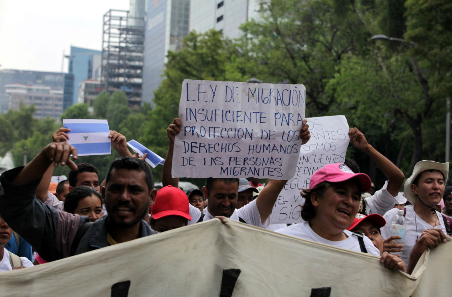 Exigen migrantes a Pe&ntilde;a derechos