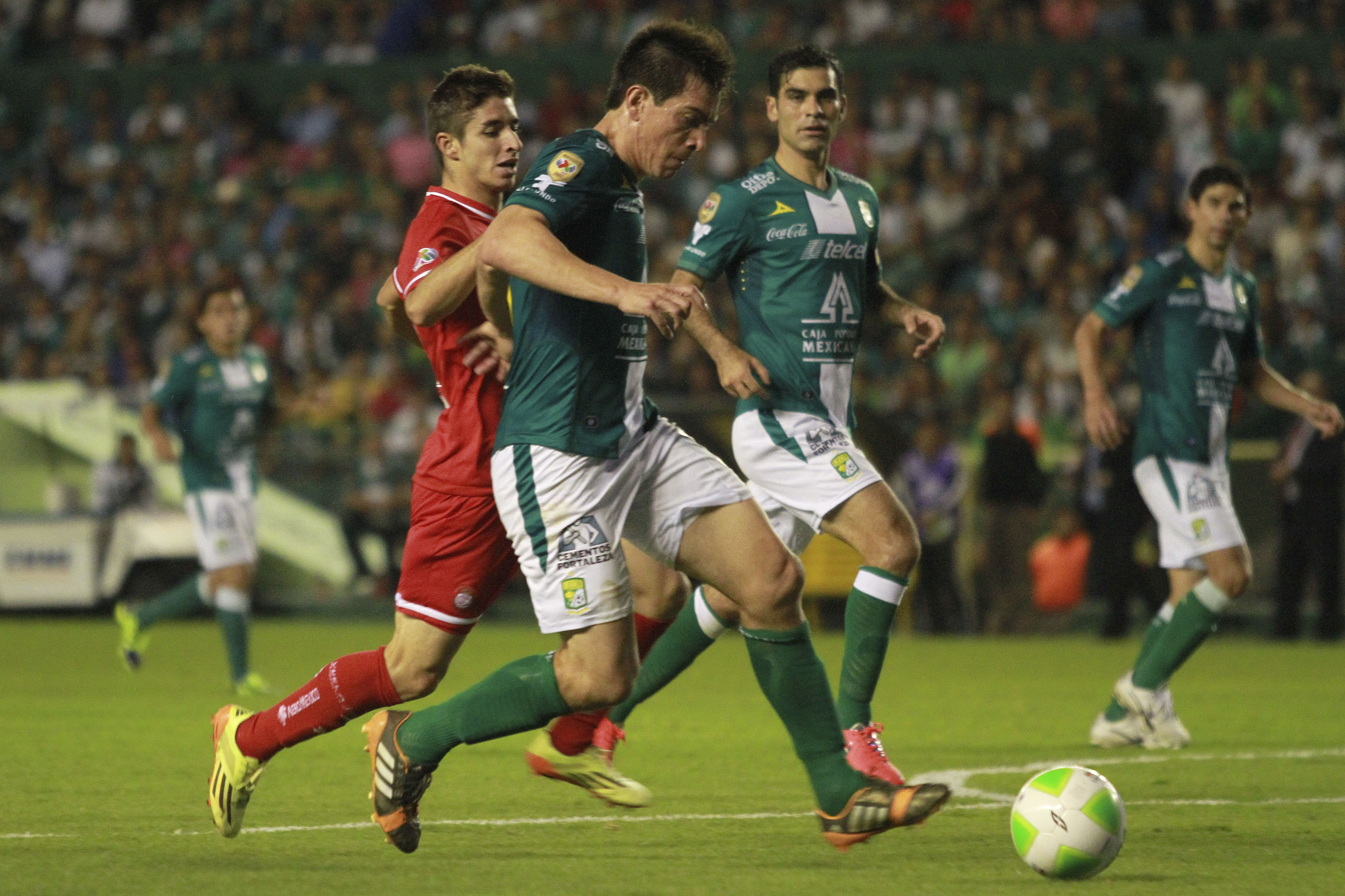 Le&oacute;n vence a Toluca y sue&ntilde;a con un bicampeonato