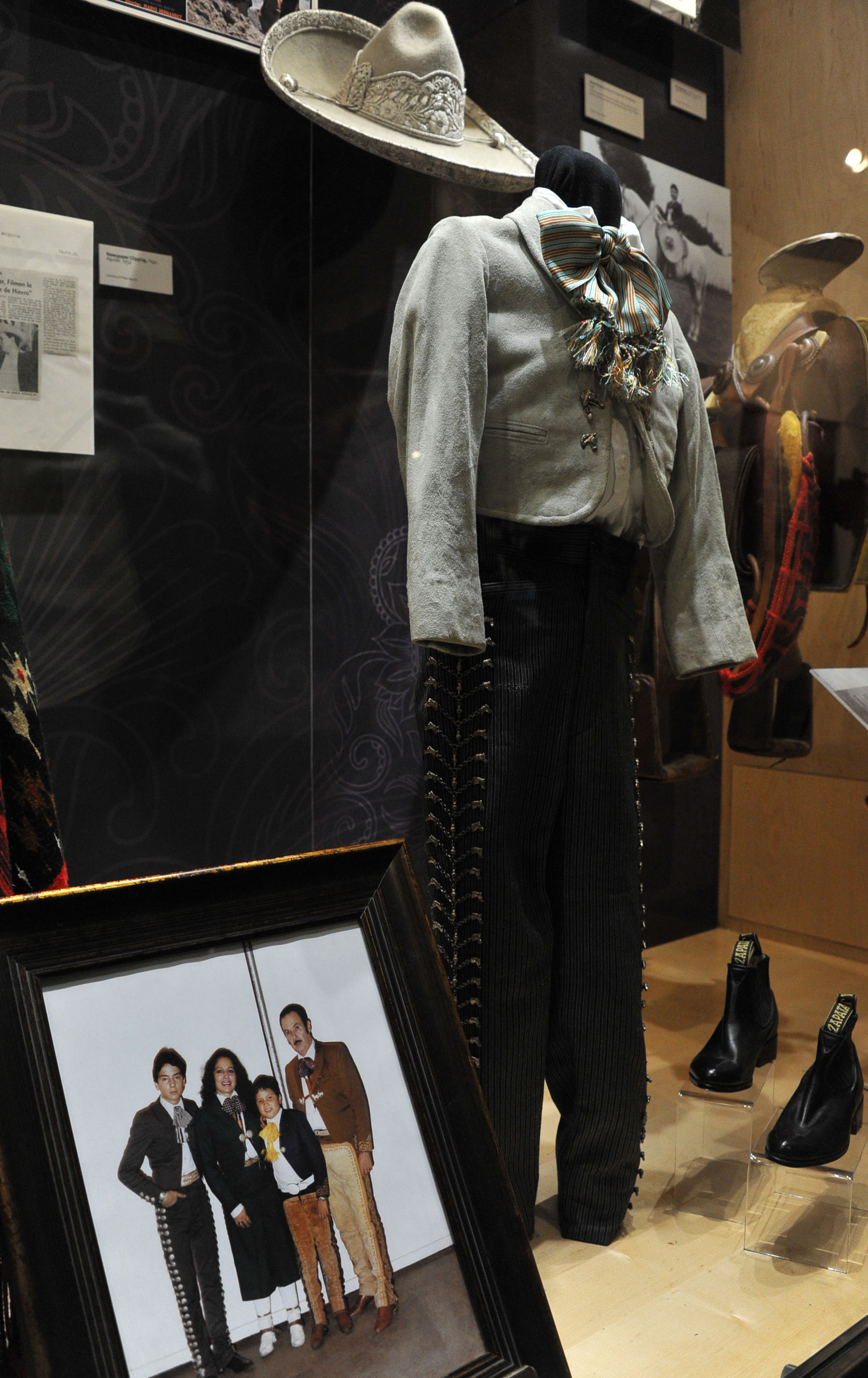 Pepe Aguilar inaugura muestra en Museo del Grammy