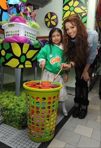 Ni&ntilde;os latinos ponen color a lavander&iacute;as de NY