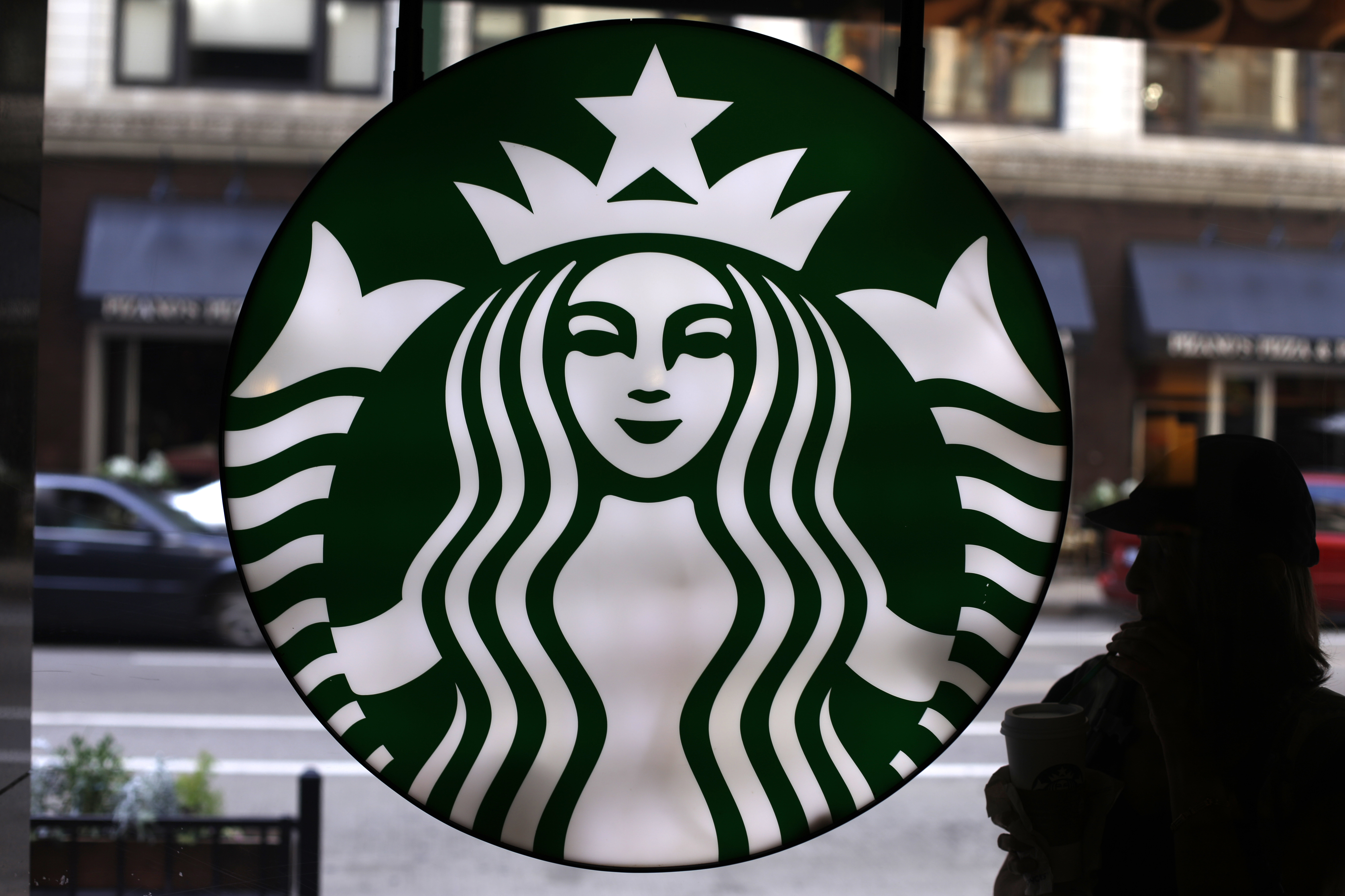 Starbucks inicia programa escolar para empleados