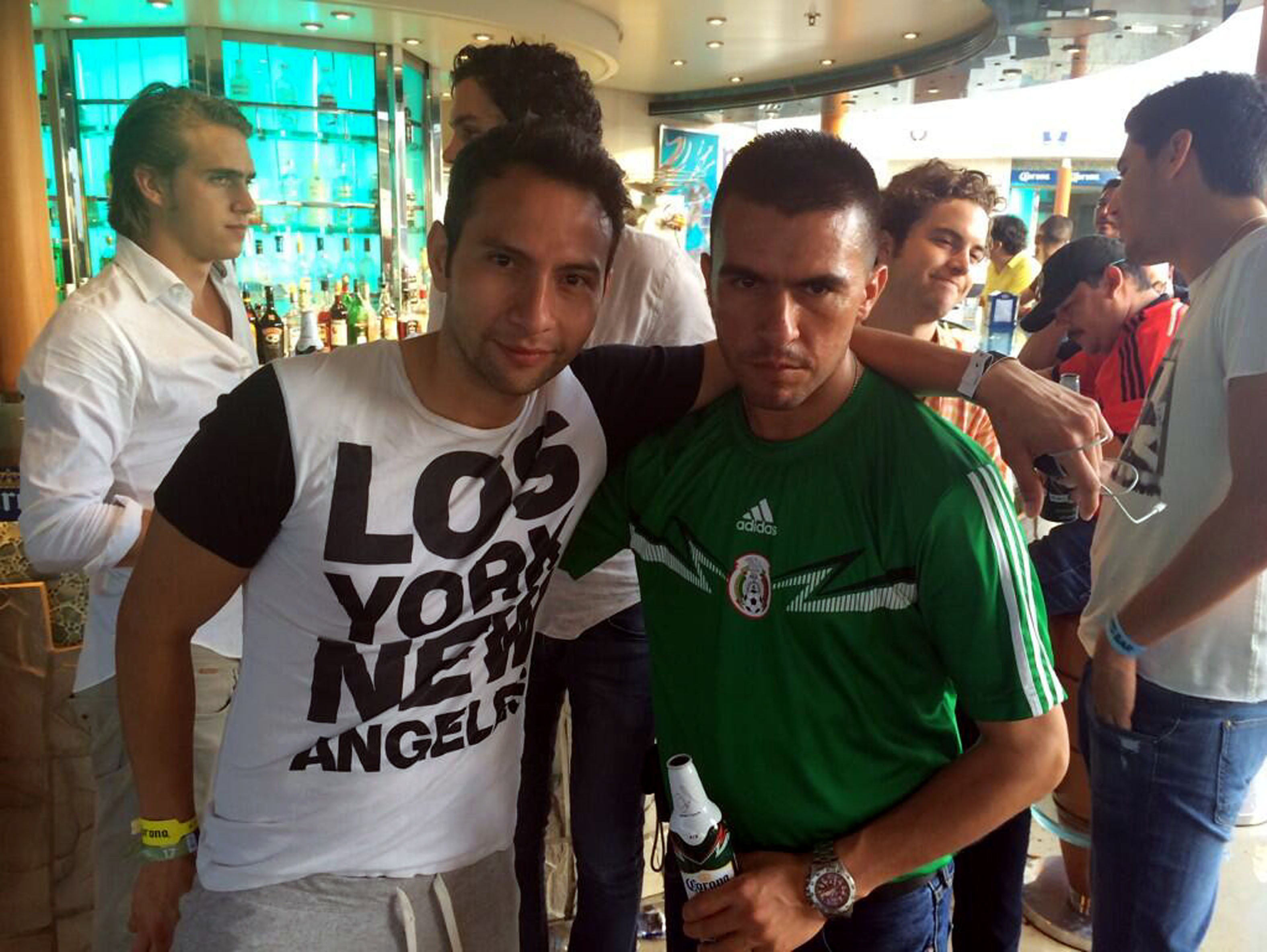 'Me voy a tirar, t&oacute;mame con tu celular'