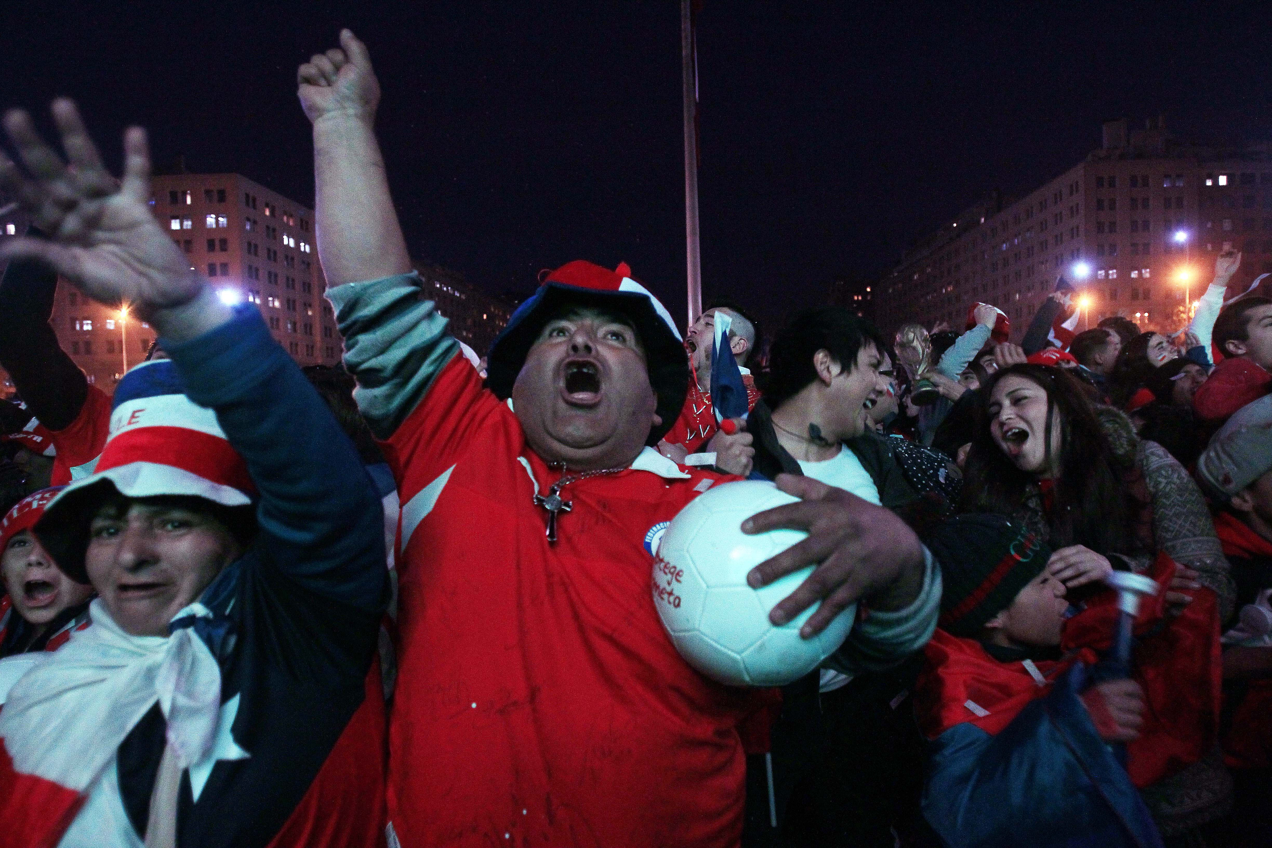 FIFA sanciona a Chile por caos de hinchas en R&iacute;o