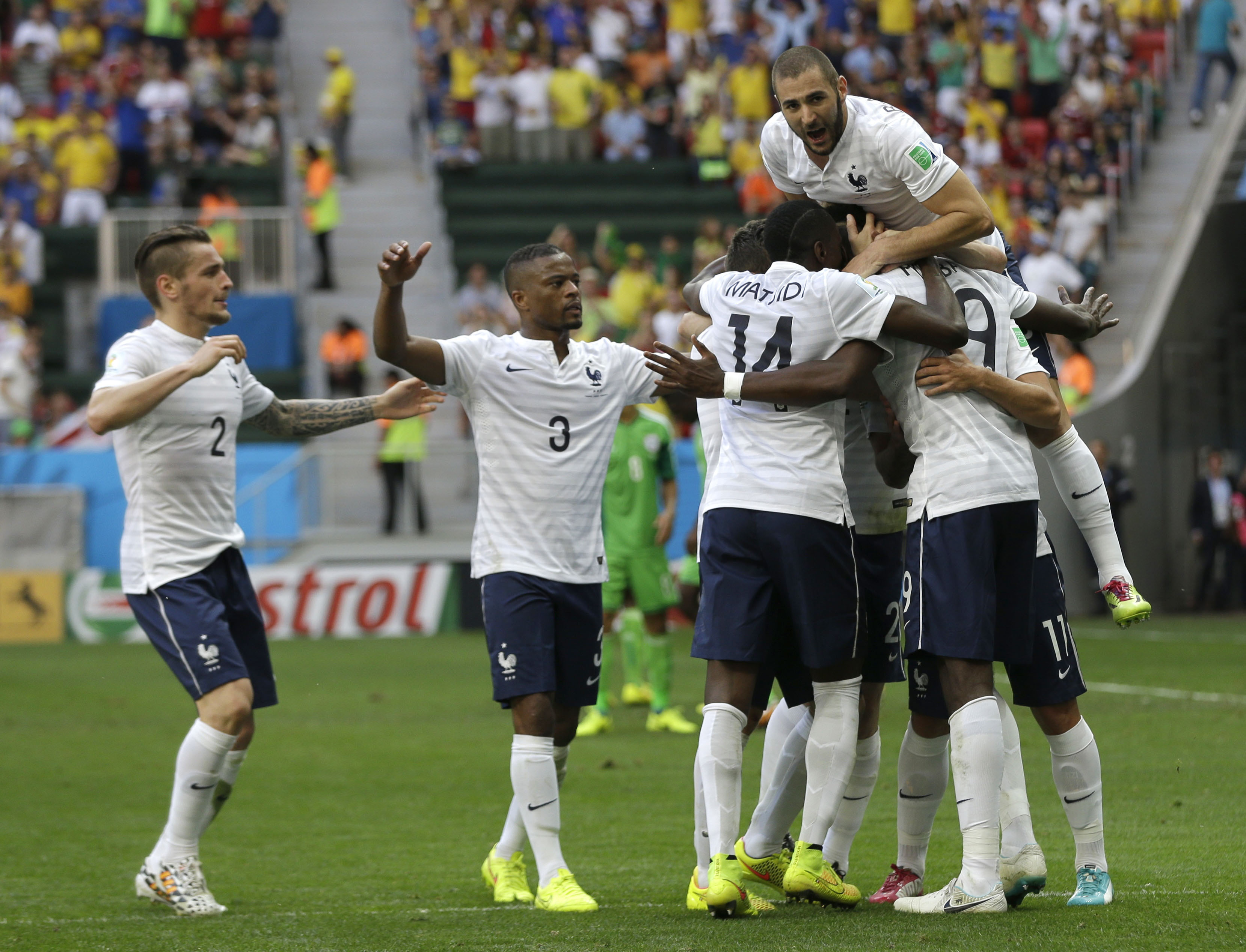 Francia le gana 2-0 a Nigeria y se clasifica