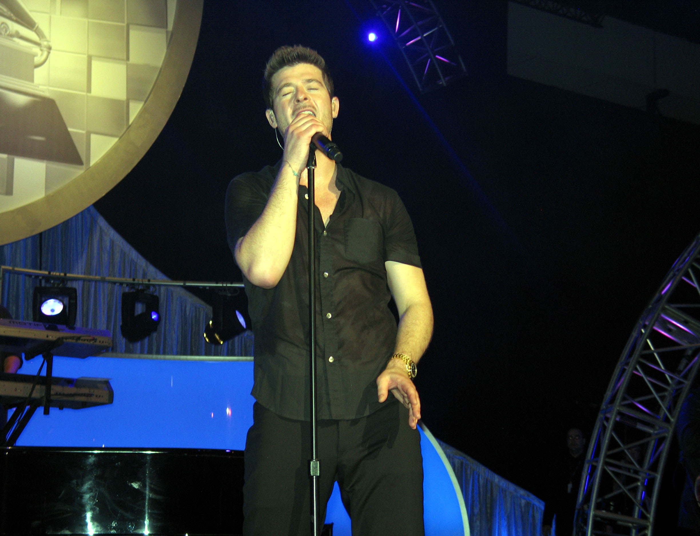 Acusan tuiteros a Thicke de sexista