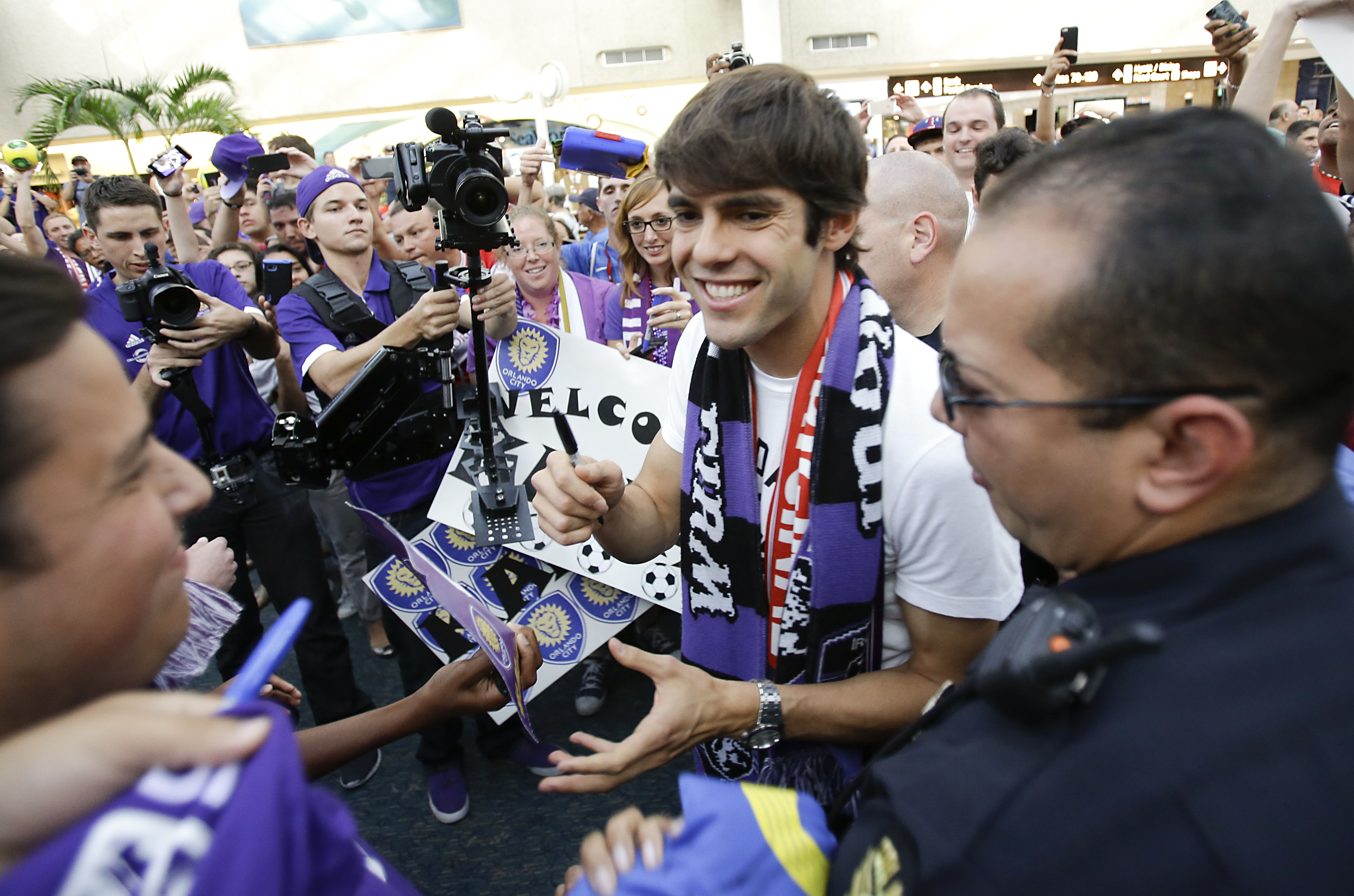 Kak&aacute; es presentado formalmente en Orlando
