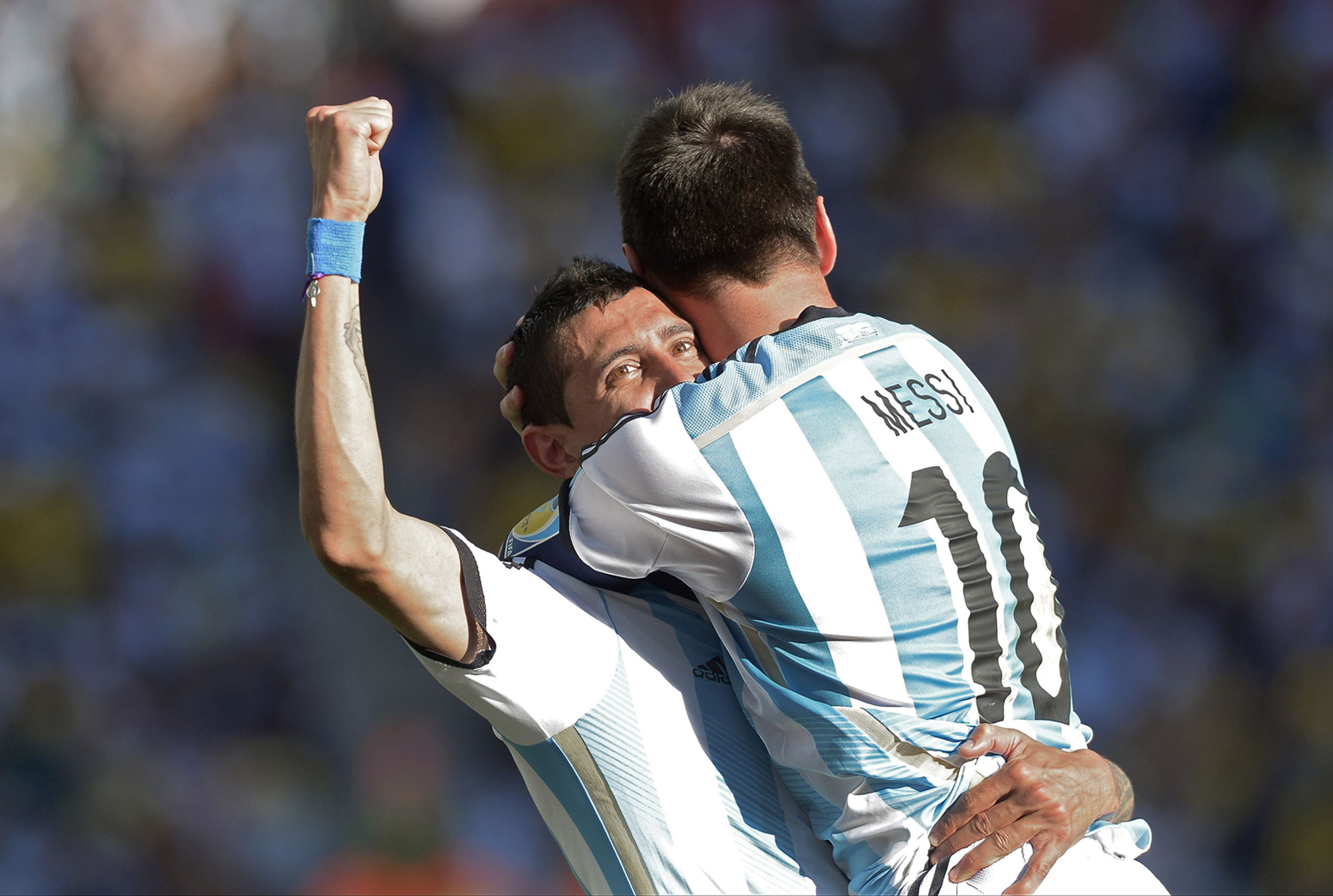 Di Mar&iacute;a y Messi clasifican a Argentina a cuartos