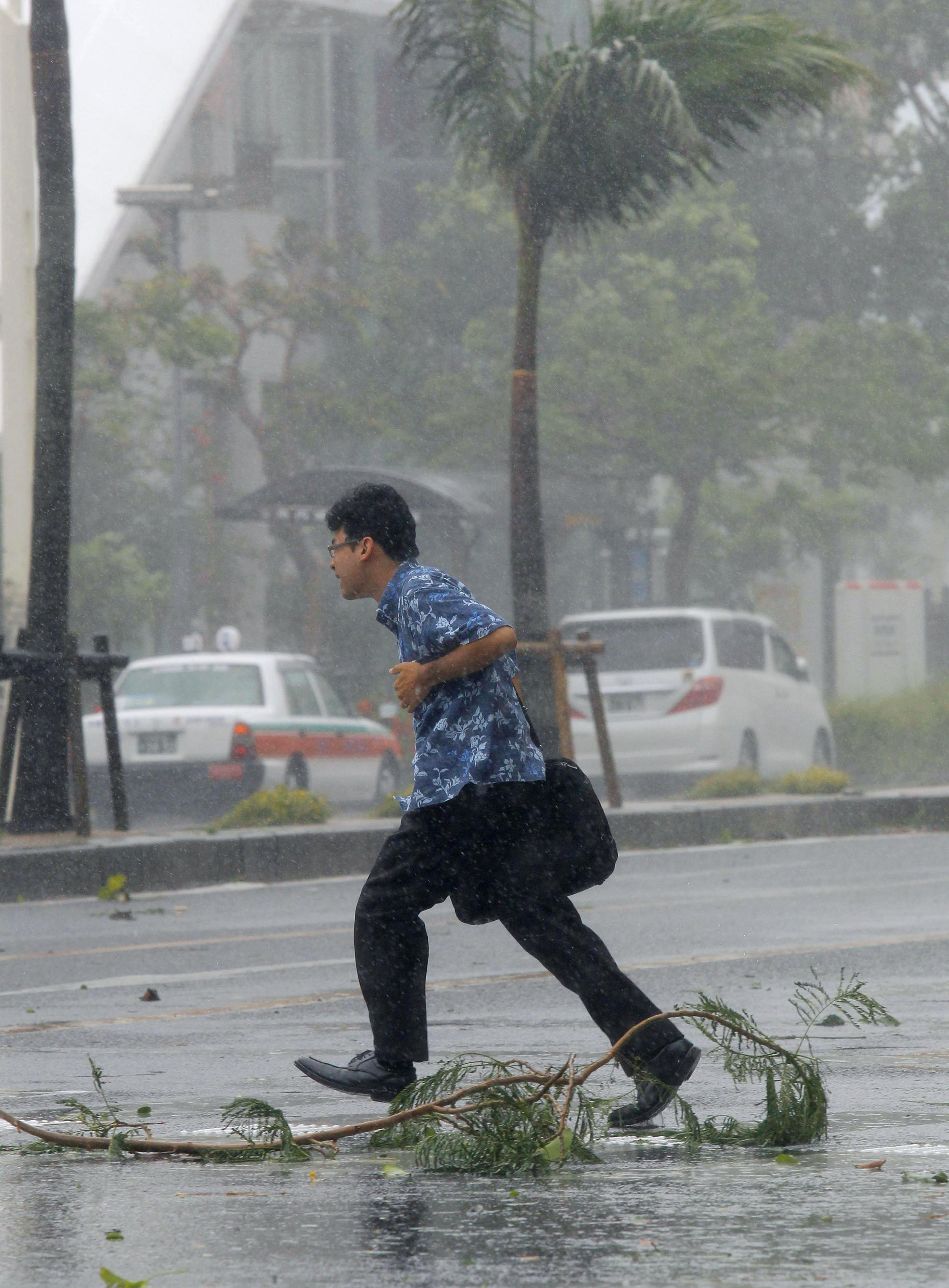 Un potente tifón azota las islas de Okinawa, Japón