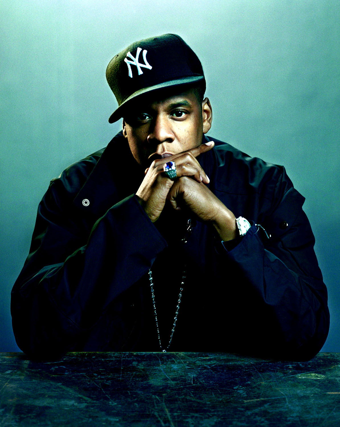 Jay-Z enfrenta rumores a besos
