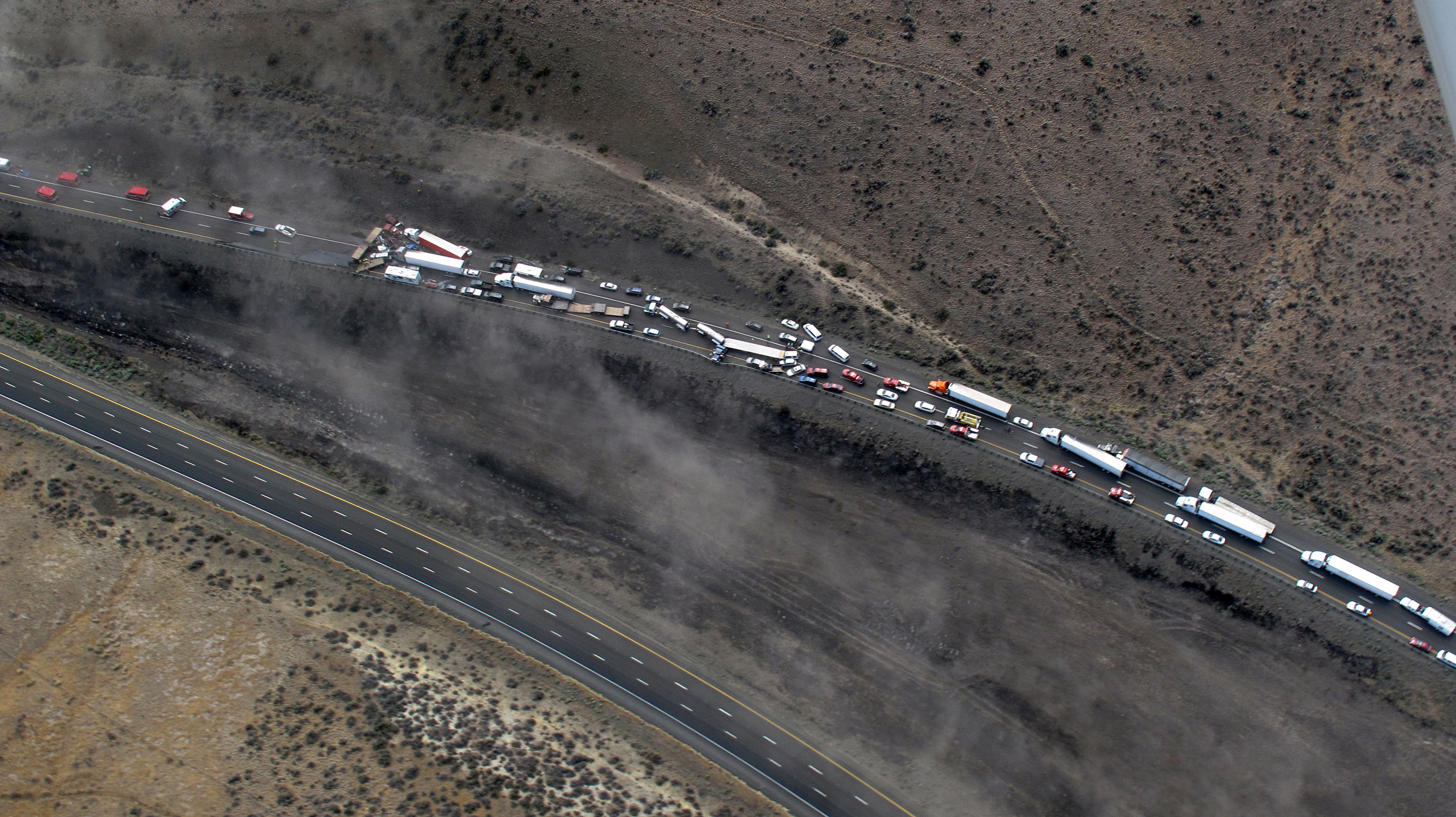 24 carros y camiones colisionan en accidente en la I-90